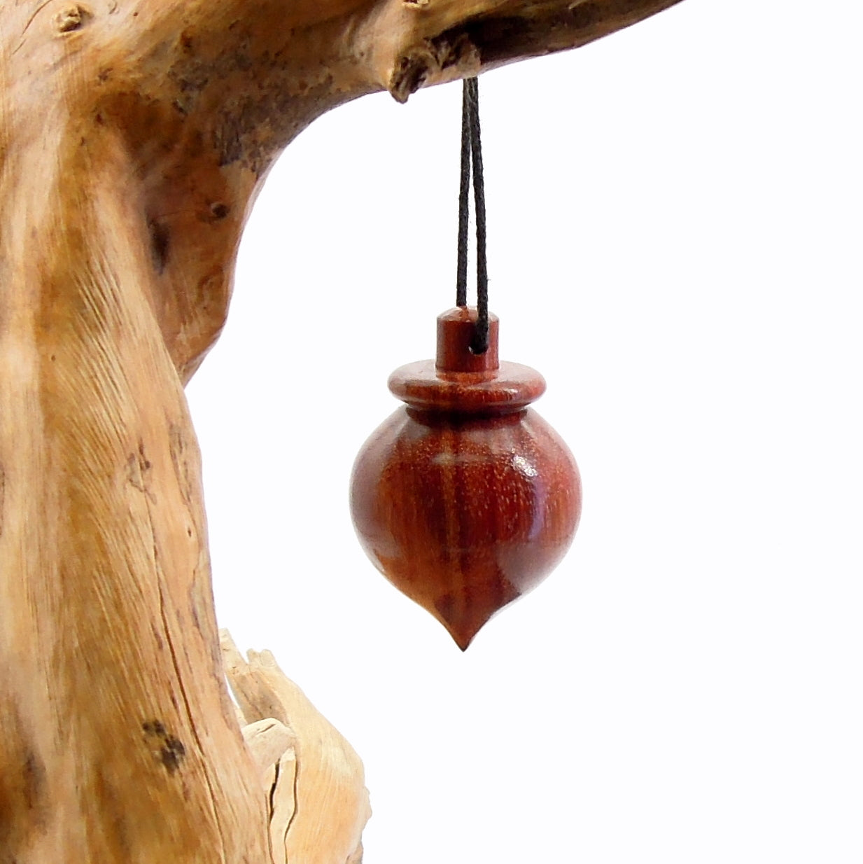 Pendule artisanal de radiesthésie en palissandre santos avec oeilleton.