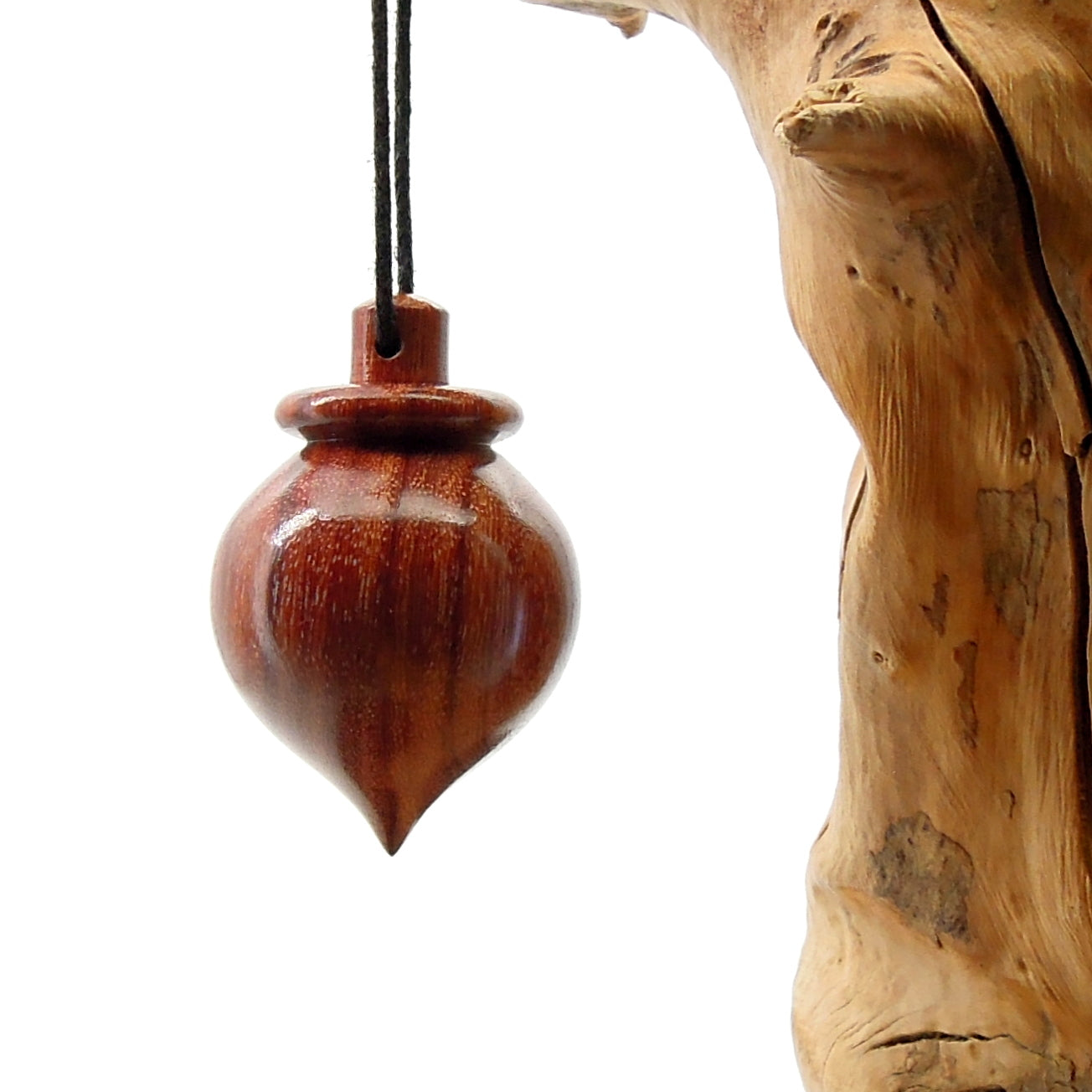 Pendule artisanal de radiesthésie en palissandre santos avec oeilleton.