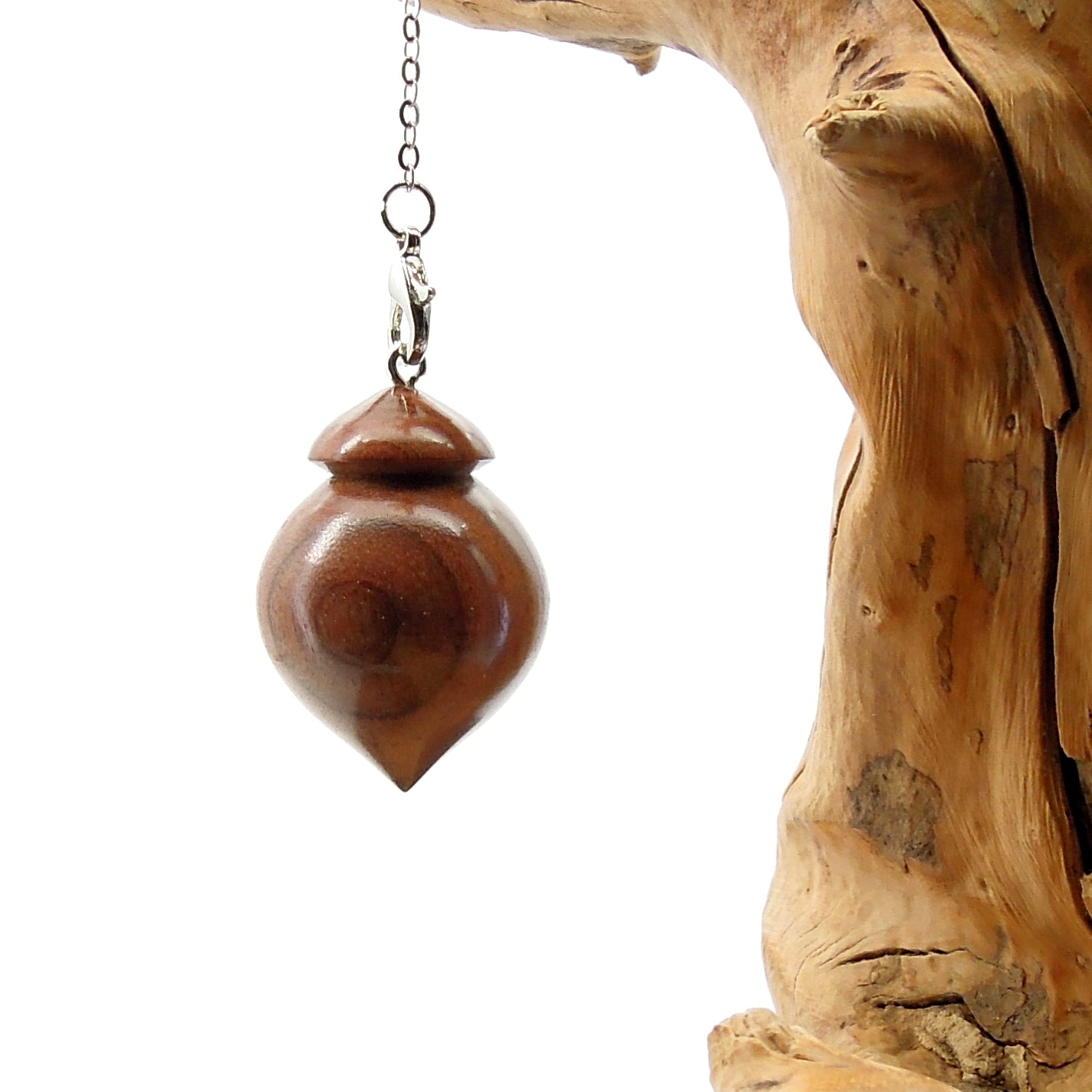 Pendule artisanal de radiesthésie en palissandre santos avec chainette.