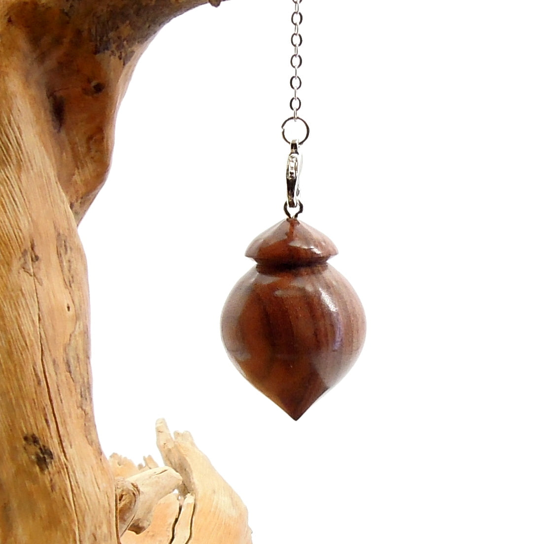 Pendule artisanal de radiesthésie en palissandre santos avec chainette.