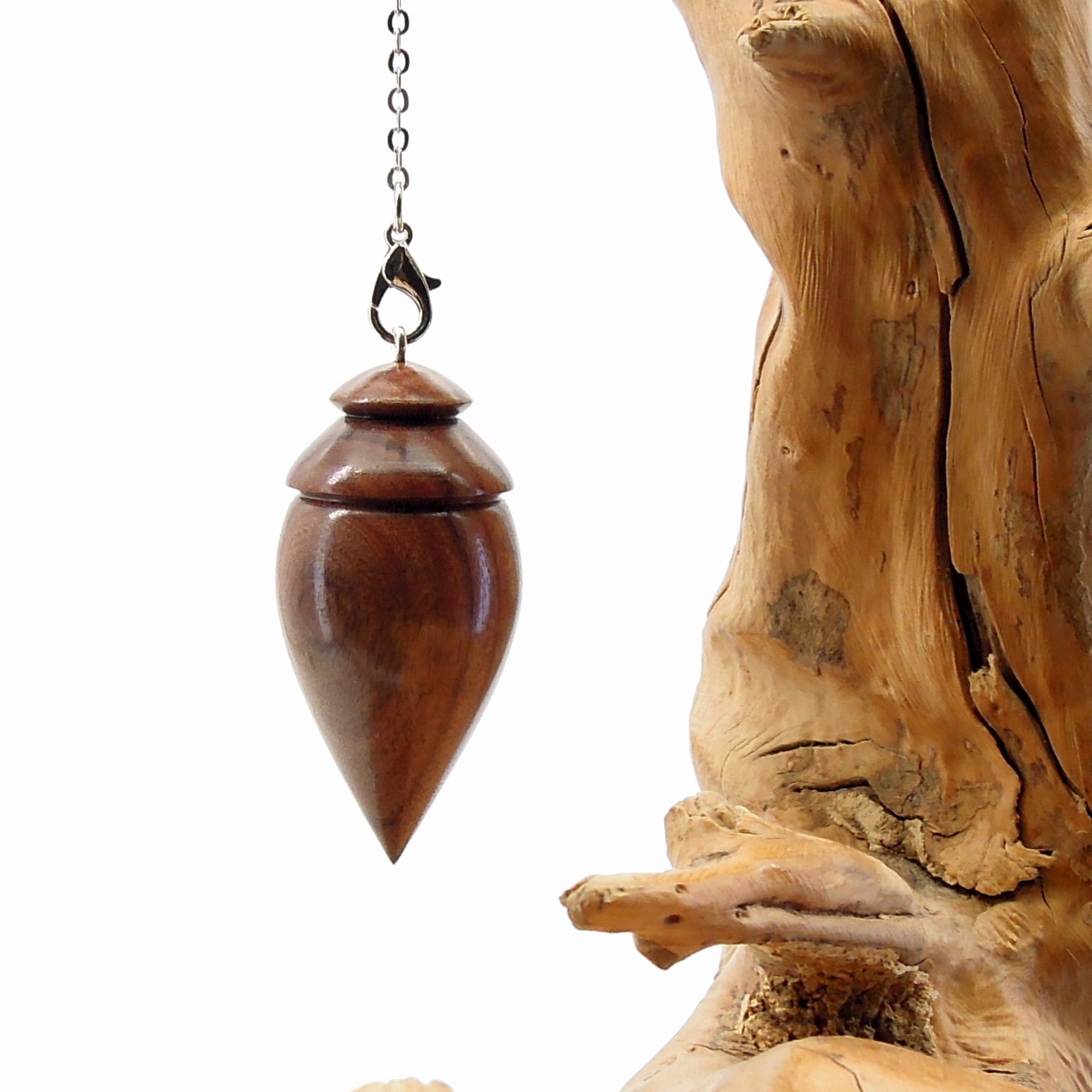 Pendule artisanal de radiesthésie en palissandre santos avec chainette.