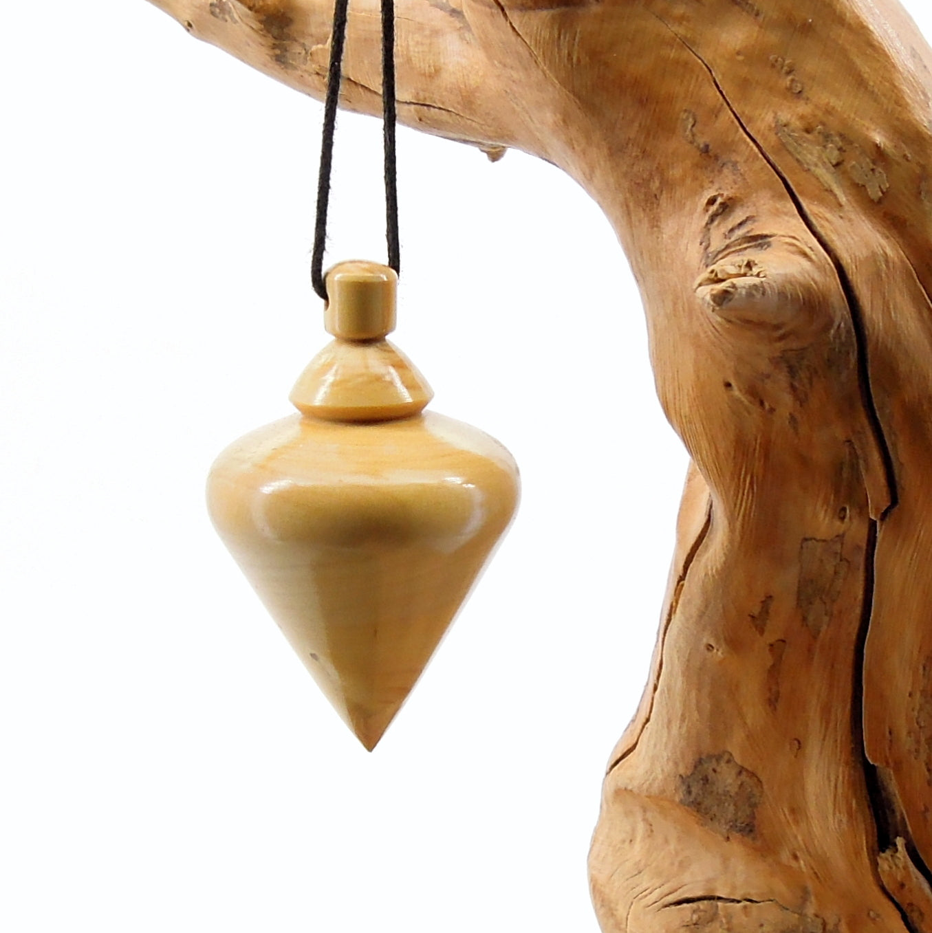 Pendule artisanal de radiesthésie en buis avec oeilleton.