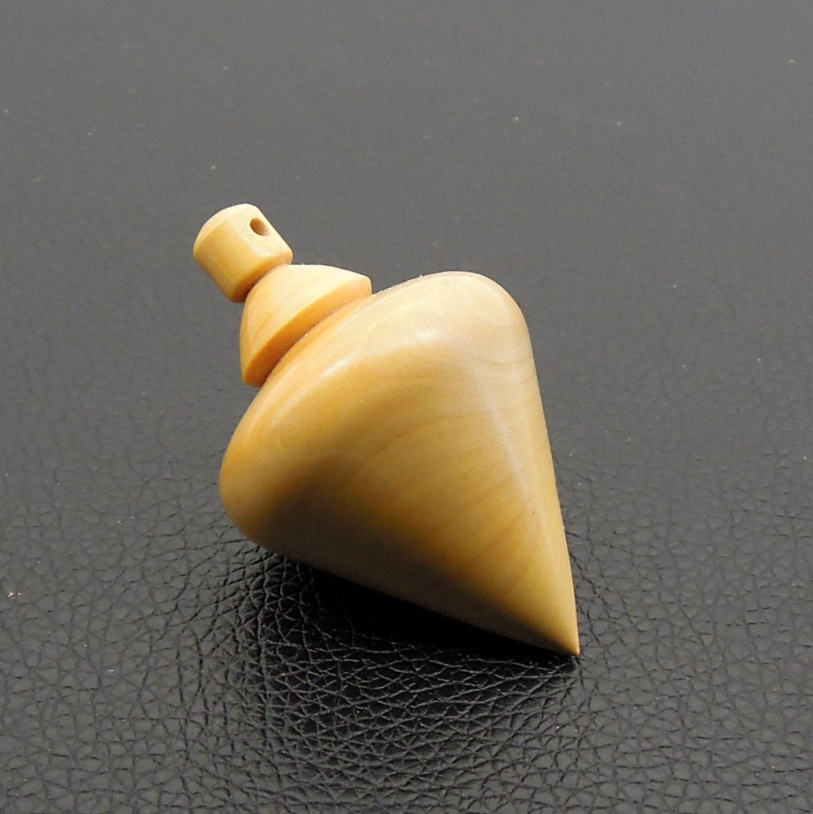 Pendule artisanal de radiesthésie en buis avec oeilleton.