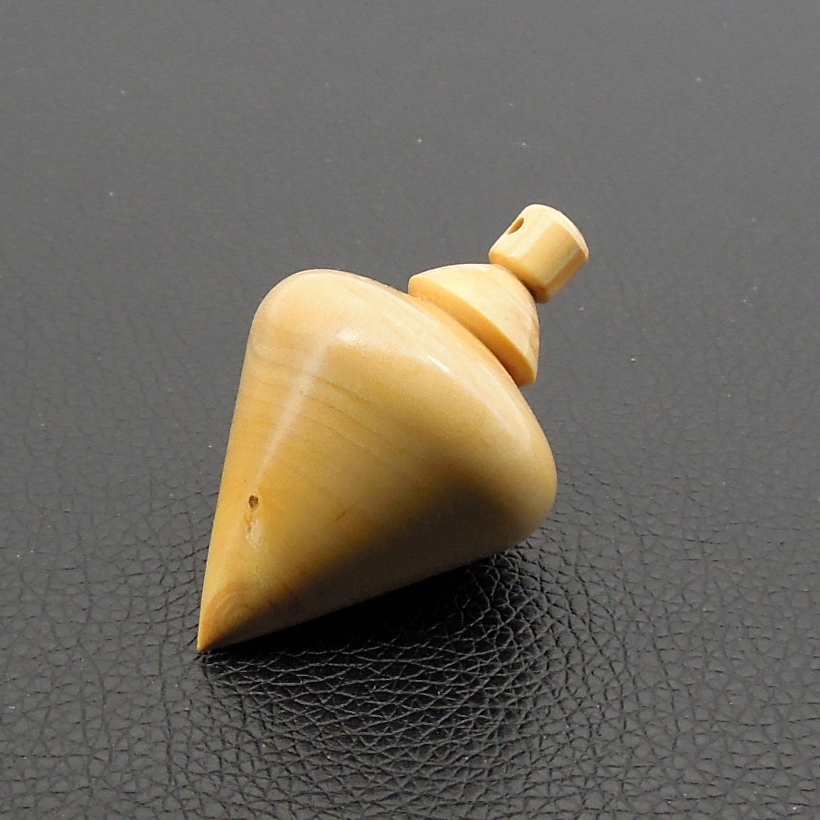 Pendule artisanal de radiesthésie en buis avec oeilleton.