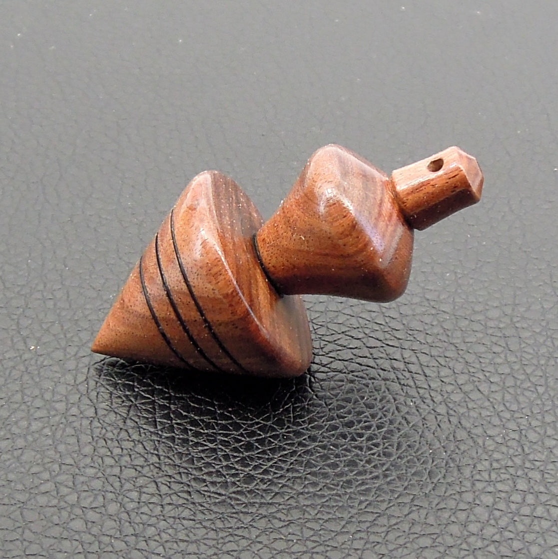 Pendule artisanal de radiesthésie en palissandre santos avec oeilleton.