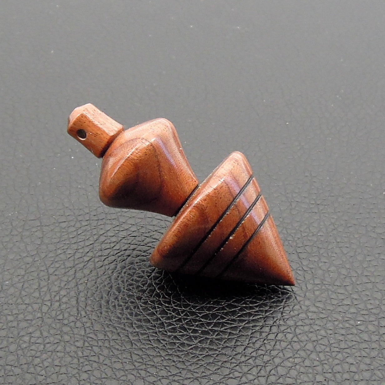 Pendule artisanal de radiesthésie en palissandre santos avec oeilleton.