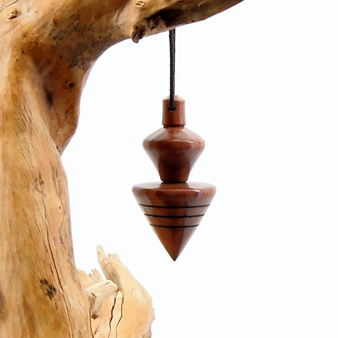 Pendule artisanal de radiesthésie en palissandre santos avec oeilleton.