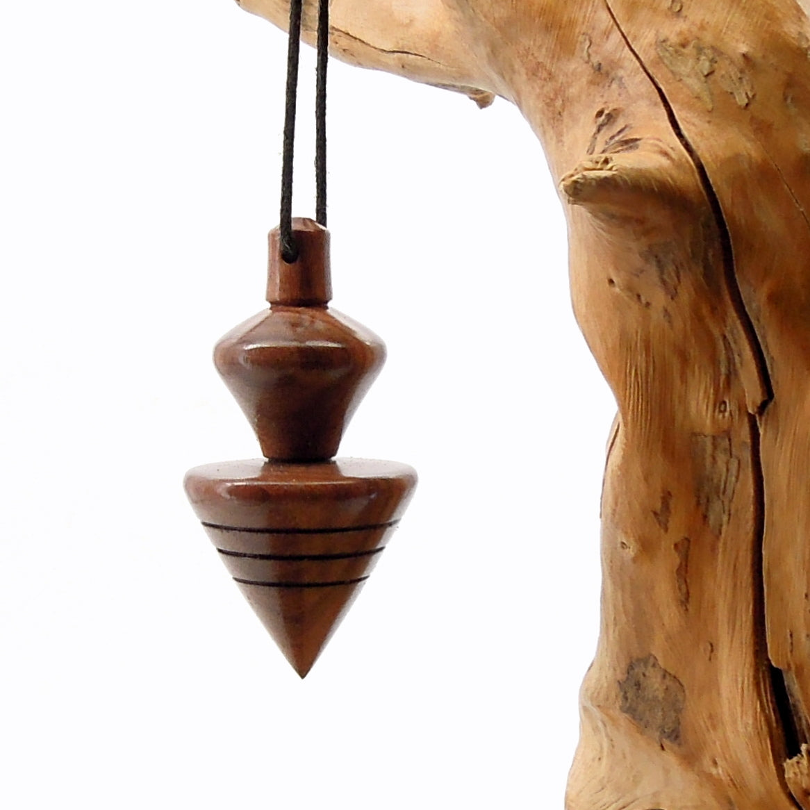 Pendule artisanal de radiesthésie en palissandre santos avec oeilleton.