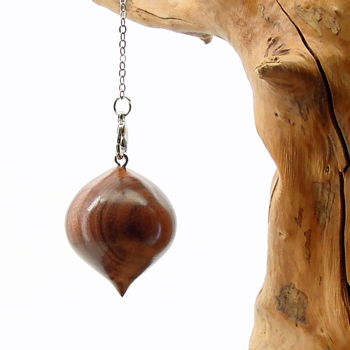 Pendule artisanal de radiesthésie en palissandre santos avec chainette.