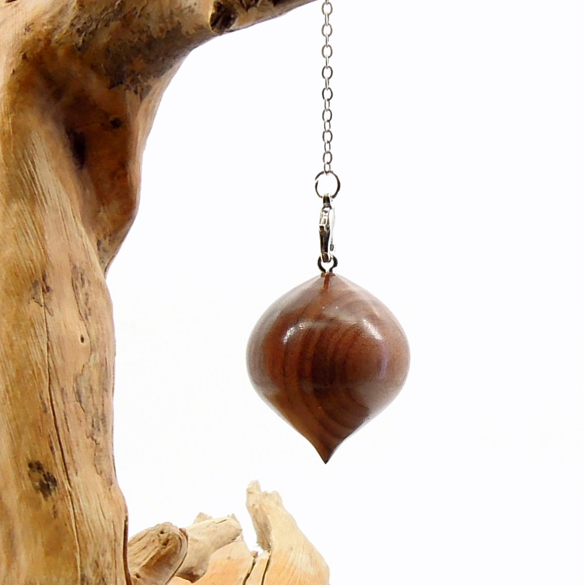 Pendule artisanal de radiesthésie en palissandre santos avec chainette.