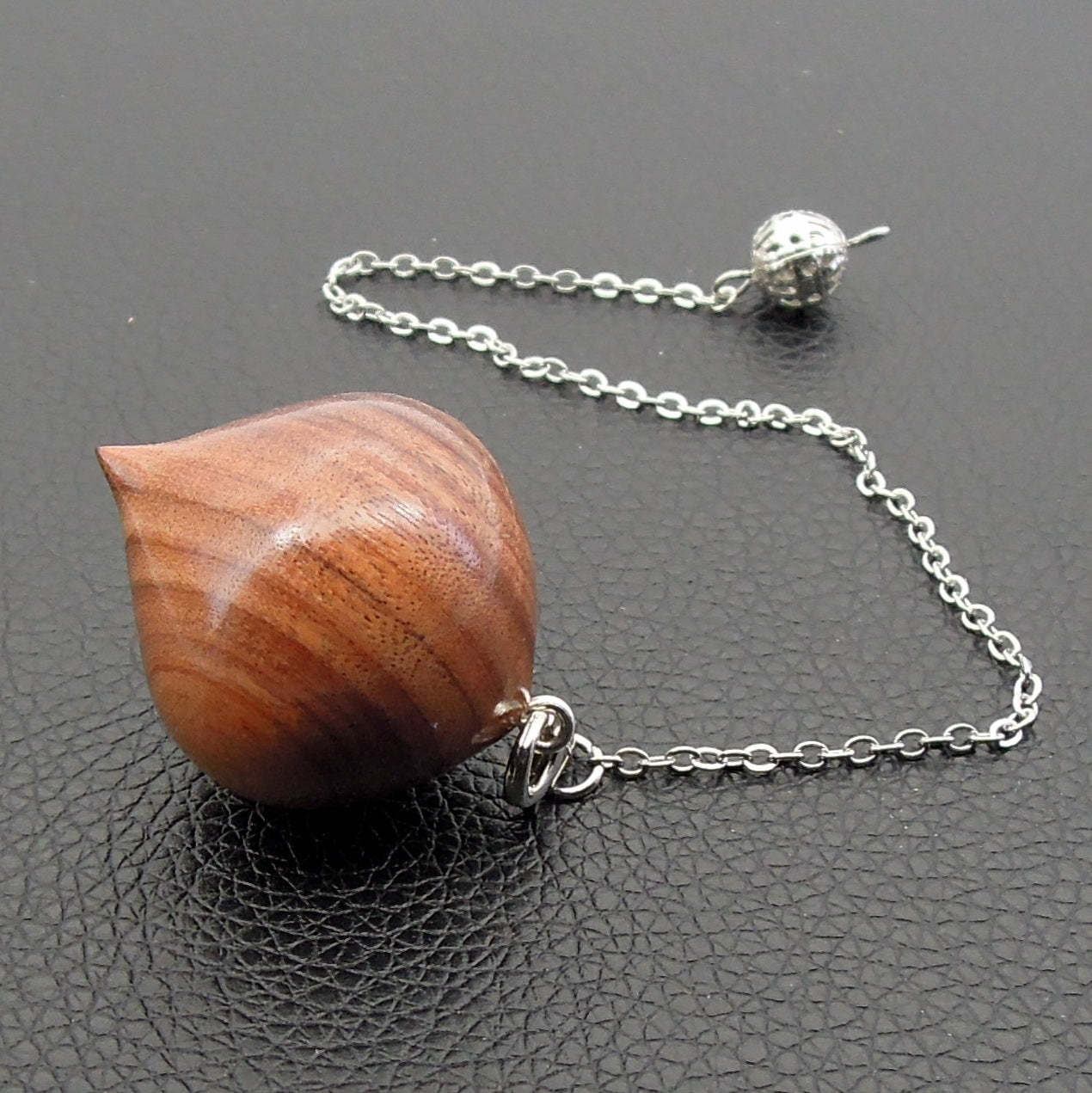 Pendule artisanal de radiesthésie en palissandre santos avec chainette.