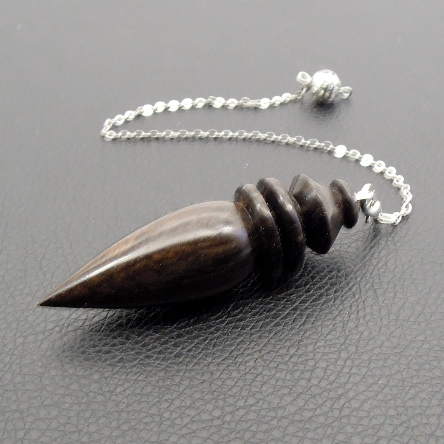 Pendule artisanal de radiesthésie en ébène avec chainette.