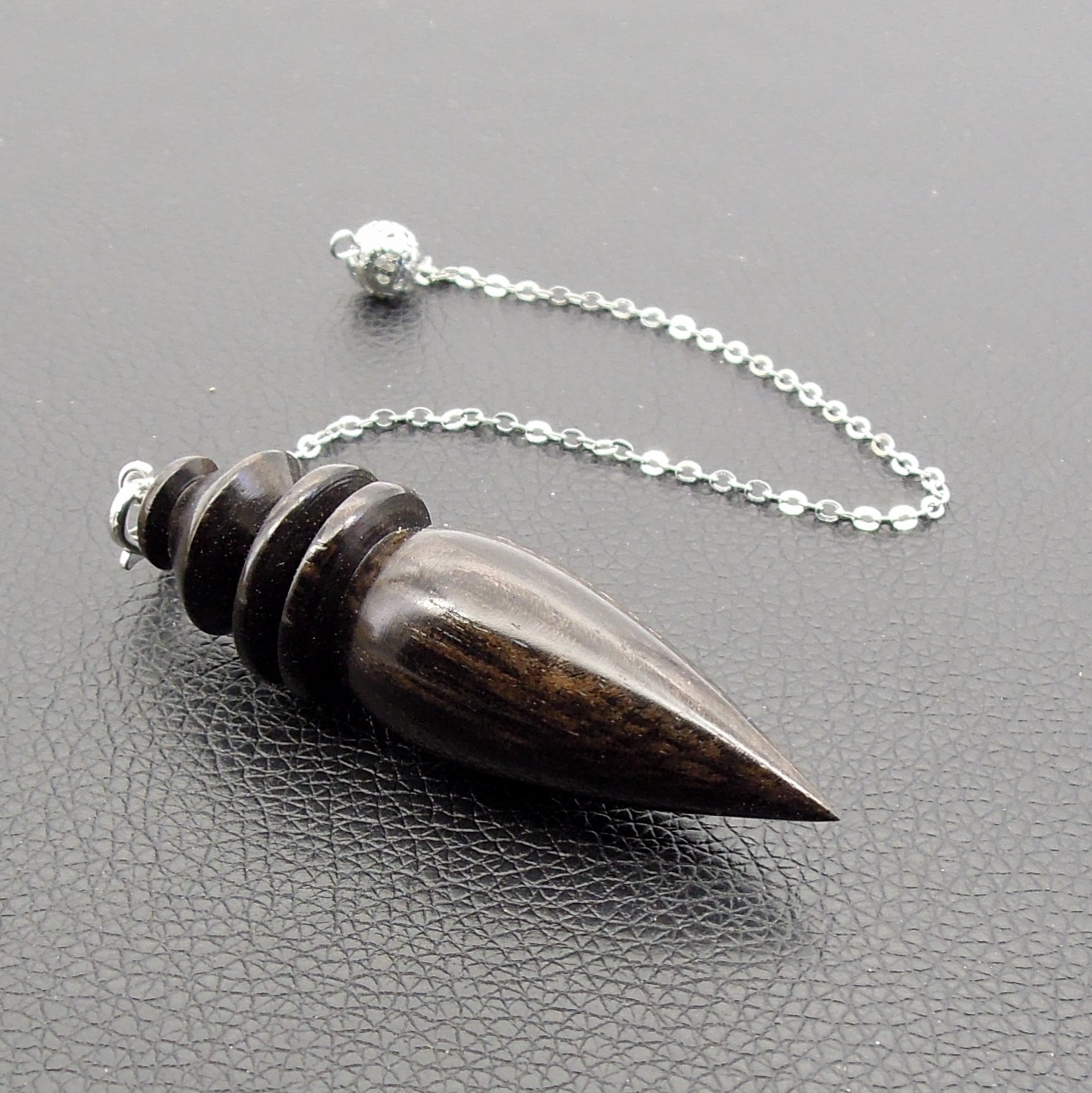 Pendule artisanal de radiesthésie en ébène avec chainette.