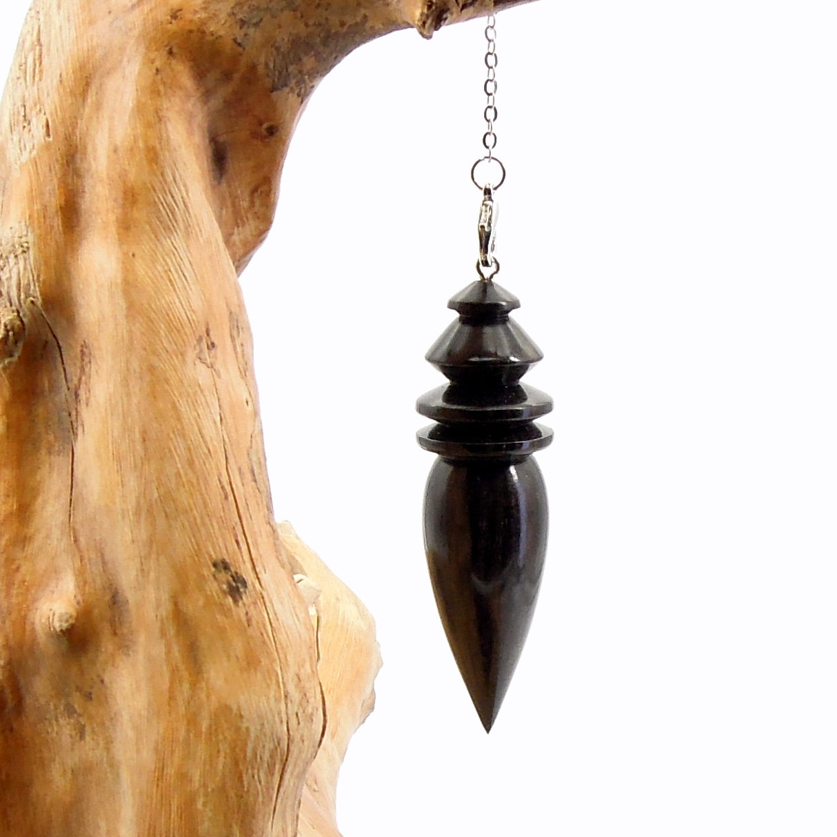 Pendule artisanal de radiesthésie en ébène avec chainette.