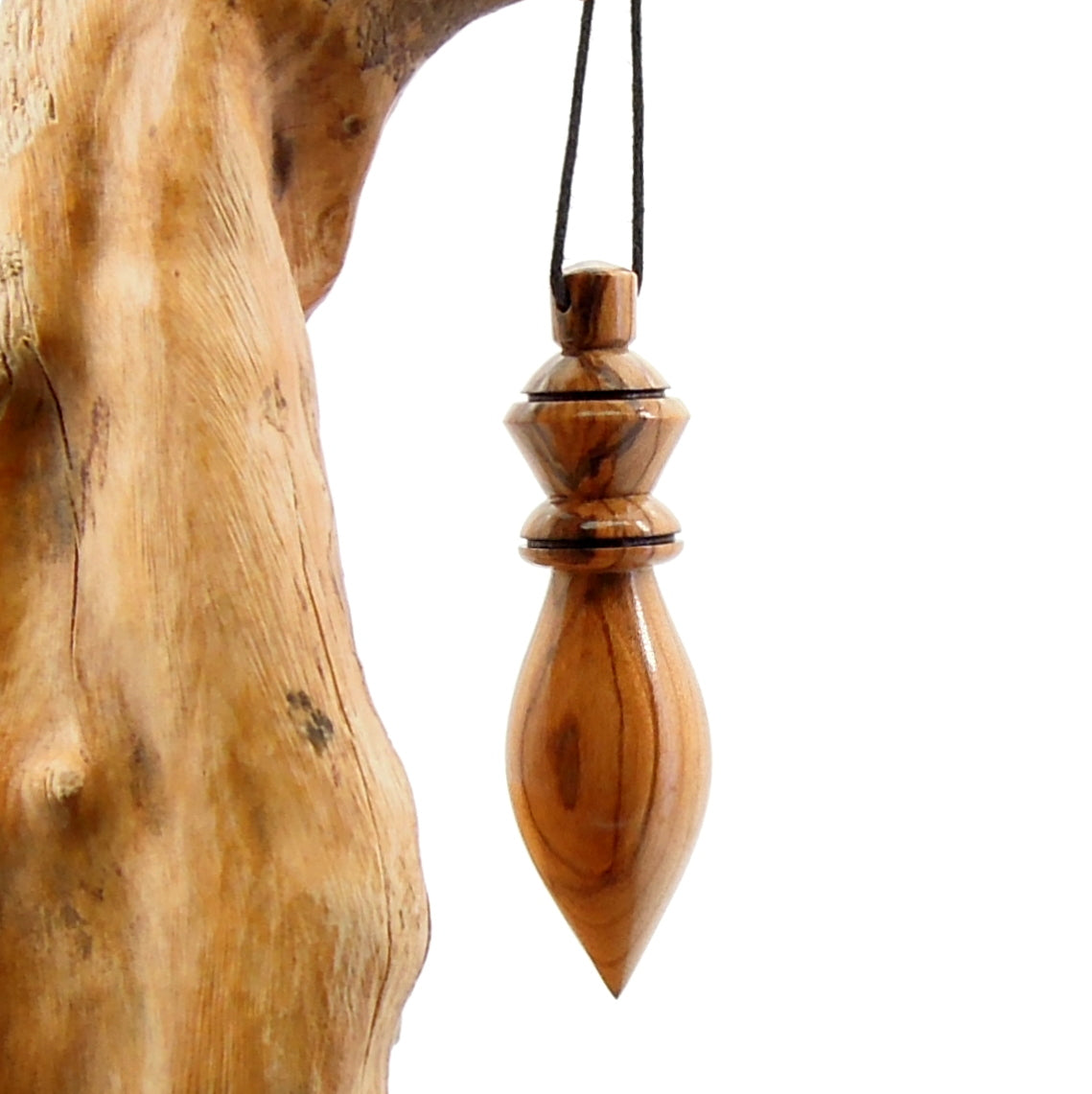 Pendule artisanal divinatoire en olivier avec oeilleton