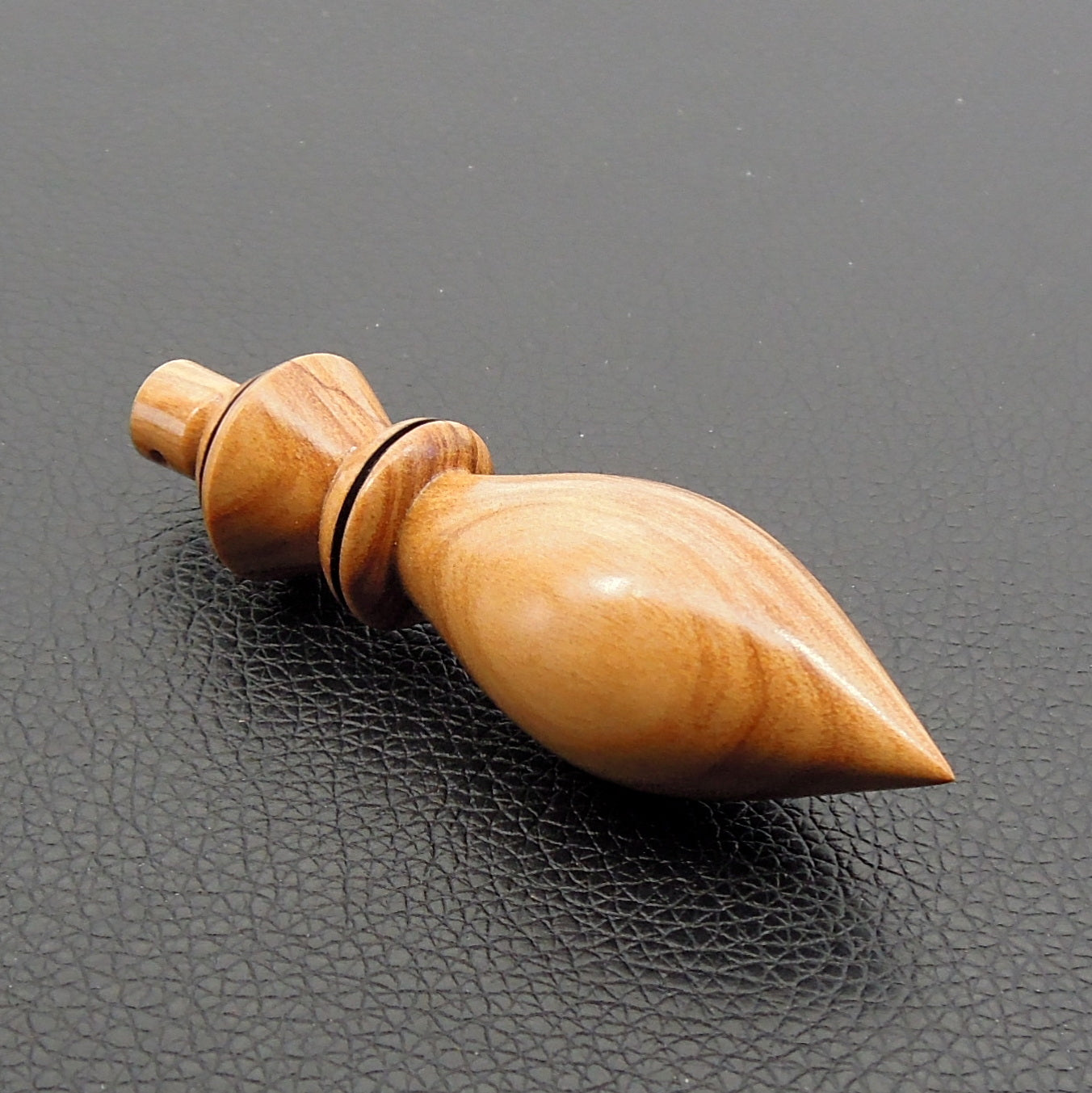 Pendule artisanal divinatoire en olivier avec oeilleton