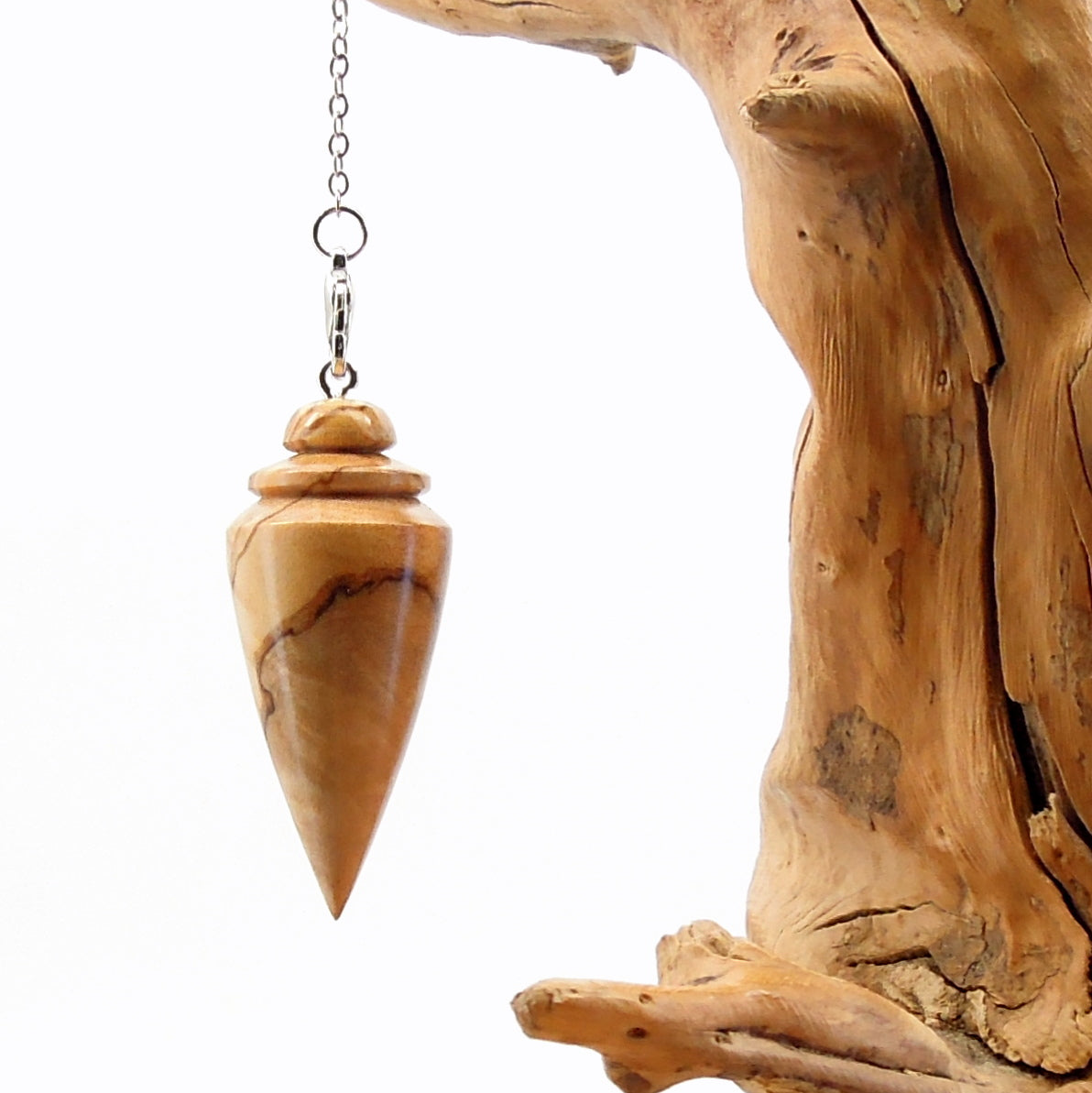 Pendule artisanal divinatoire en olivier avec chainette..
