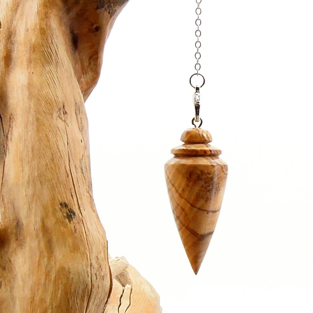 Pendule artisanal divinatoire en olivier avec chainette..
