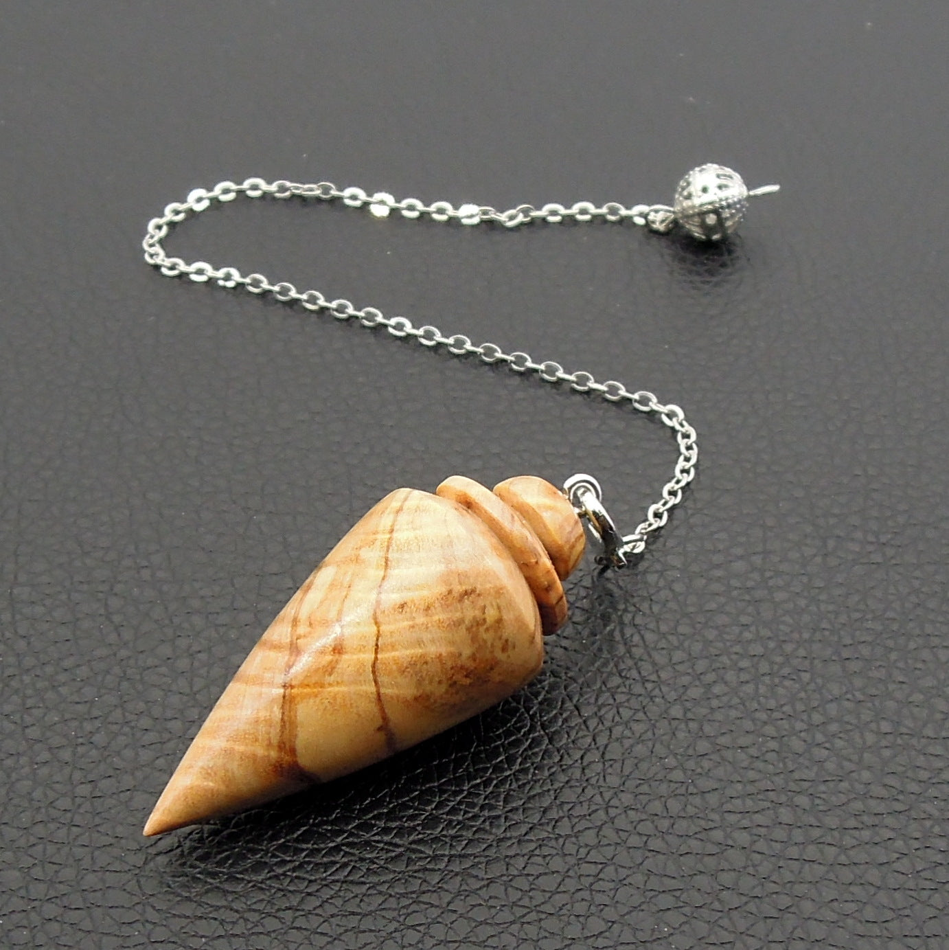 Pendule artisanal divinatoire en olivier avec chainette..