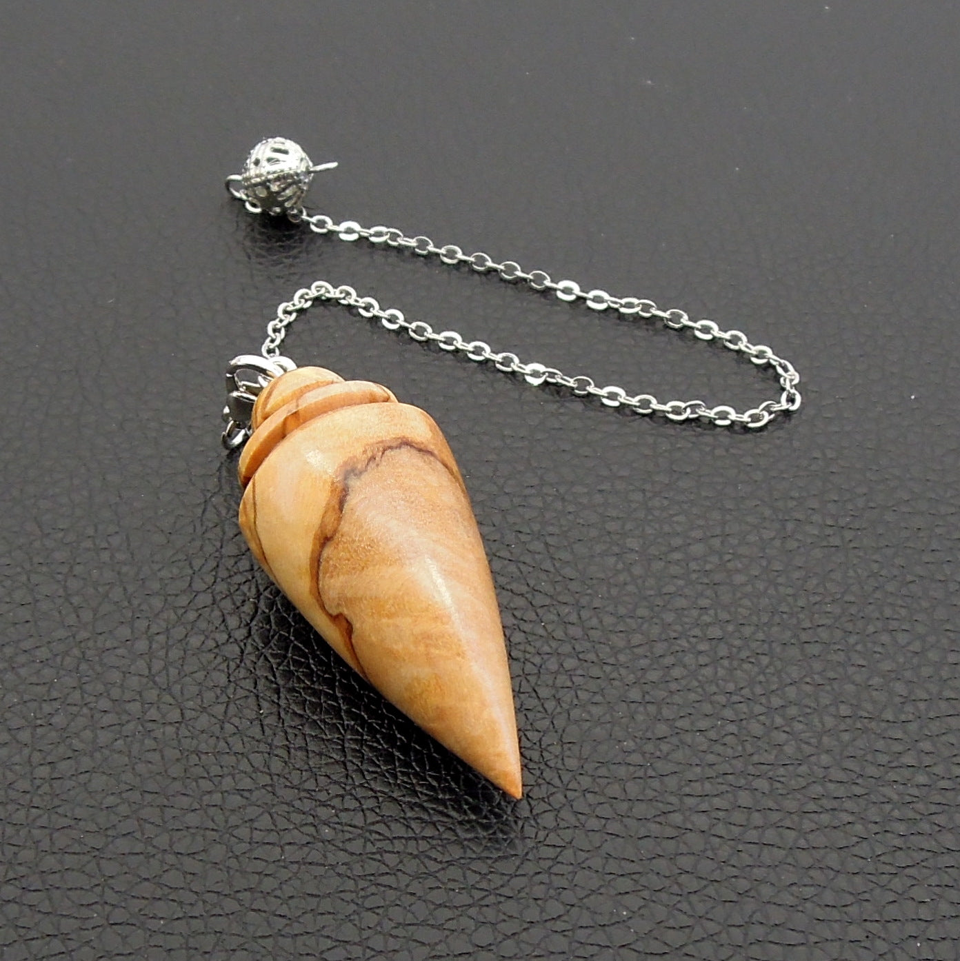 Pendule artisanal divinatoire en olivier avec chainette..