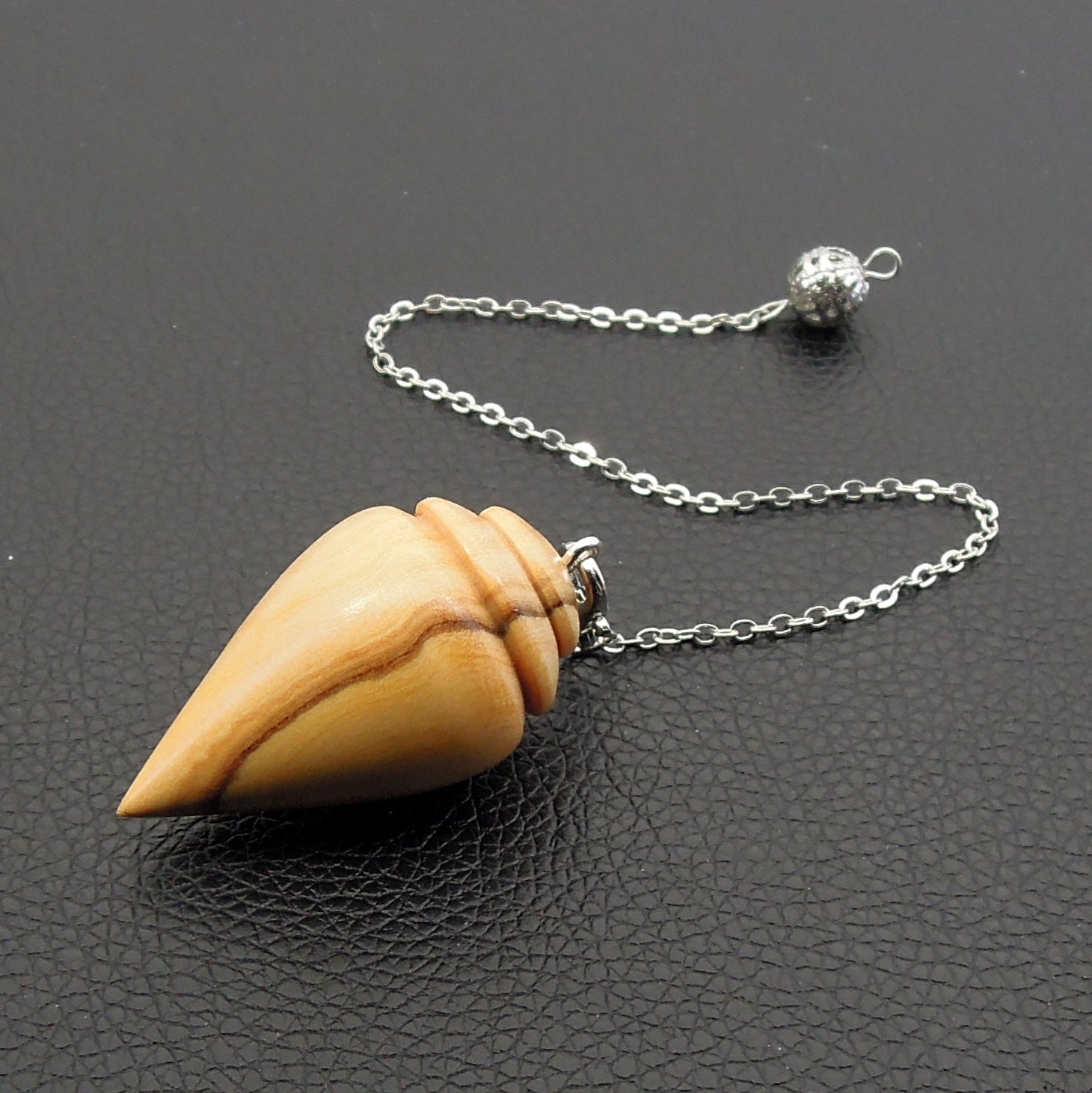 Pendule artisanal divinatoire en olivier avec chainette..