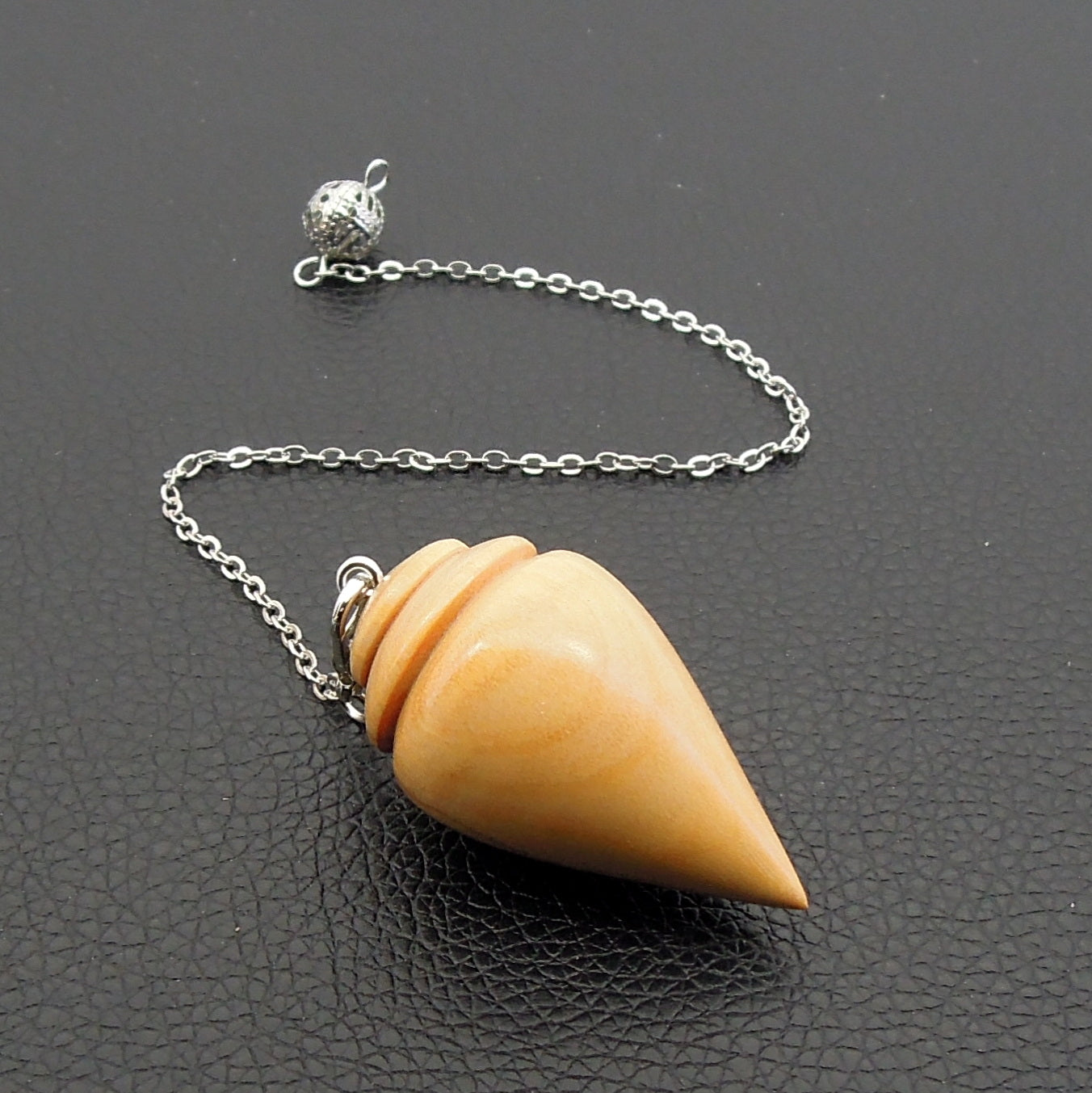 Pendule artisanal divinatoire en olivier avec chainette..