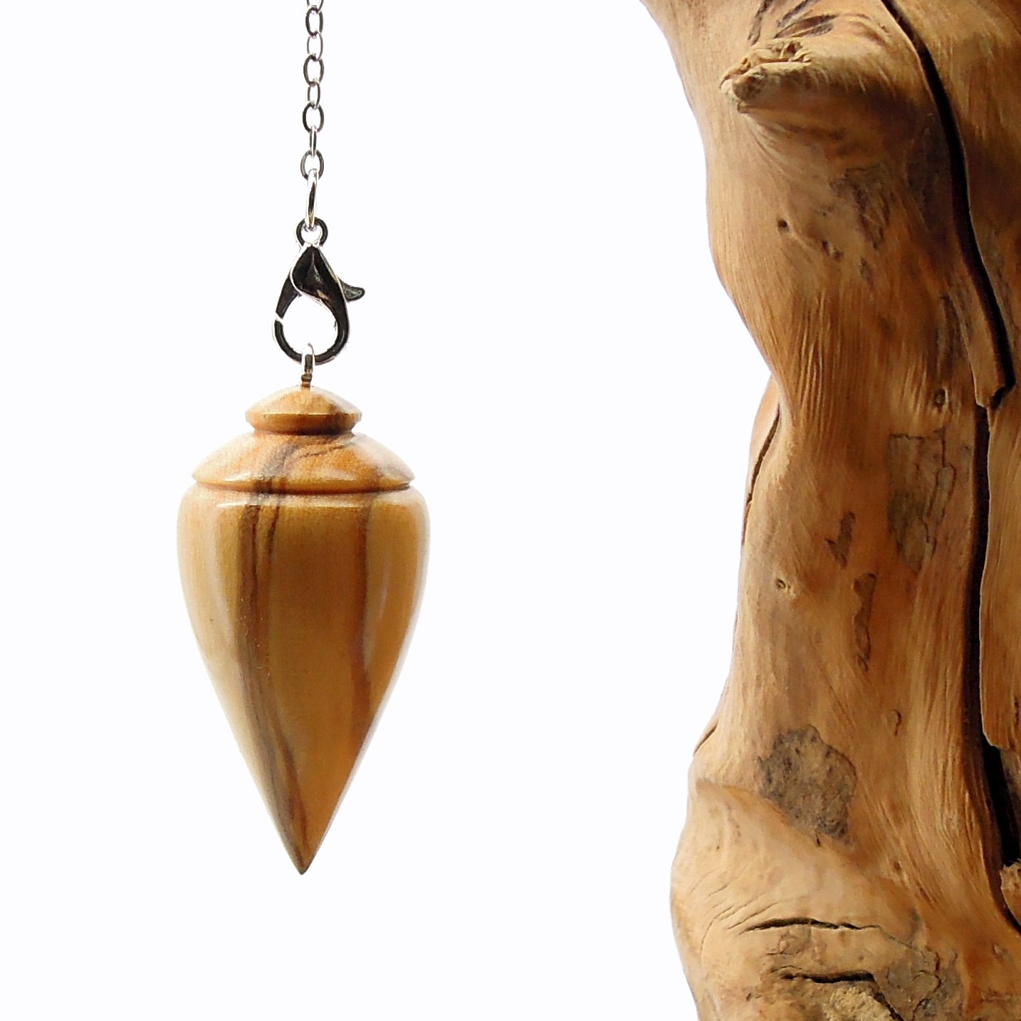 Pendule artisanal divinatoire en olivier avec chainette..