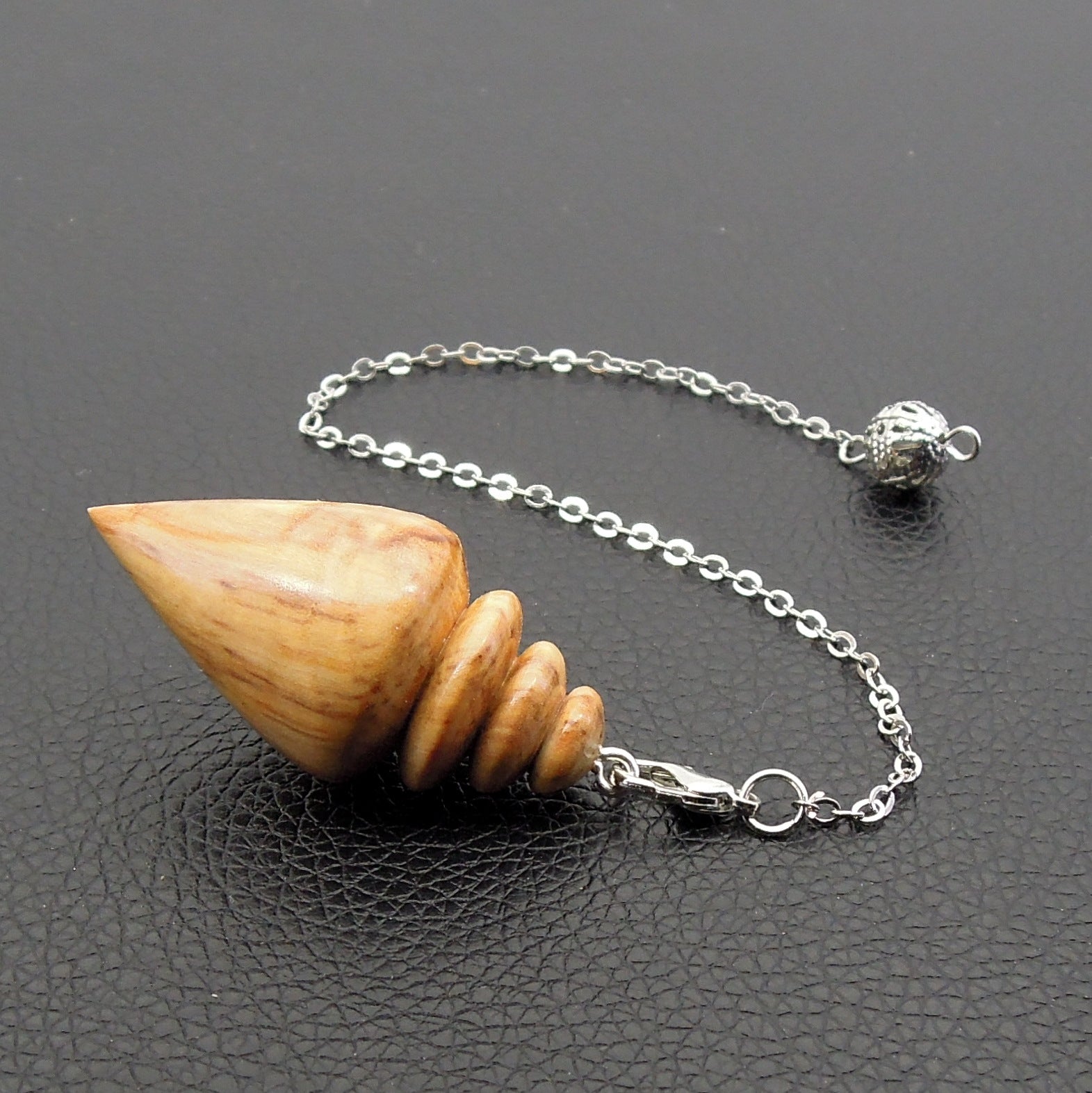 Pendule artisanal divinatoire en olivier avec chainette..