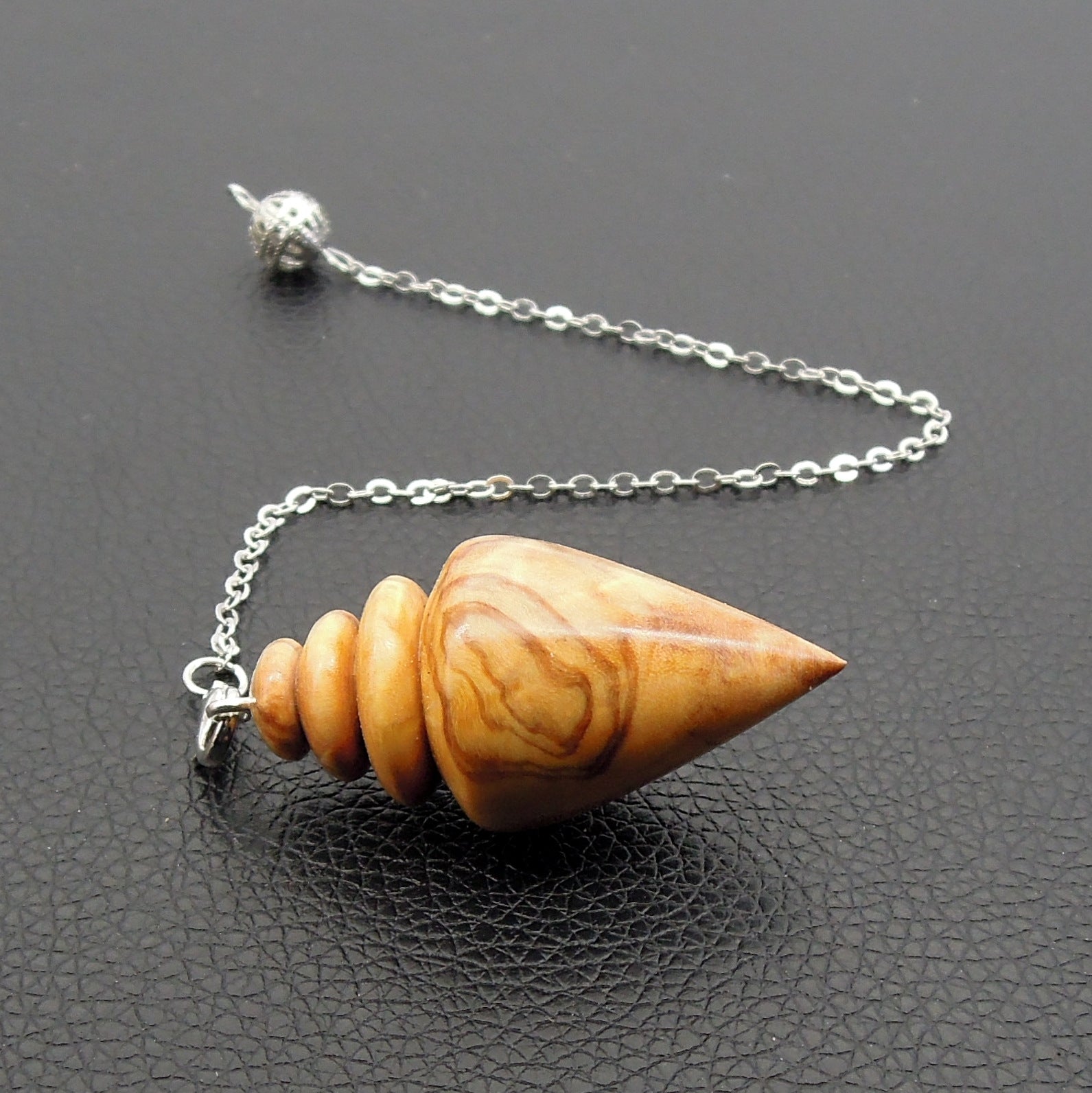 Pendule artisanal divinatoire en olivier avec chainette..