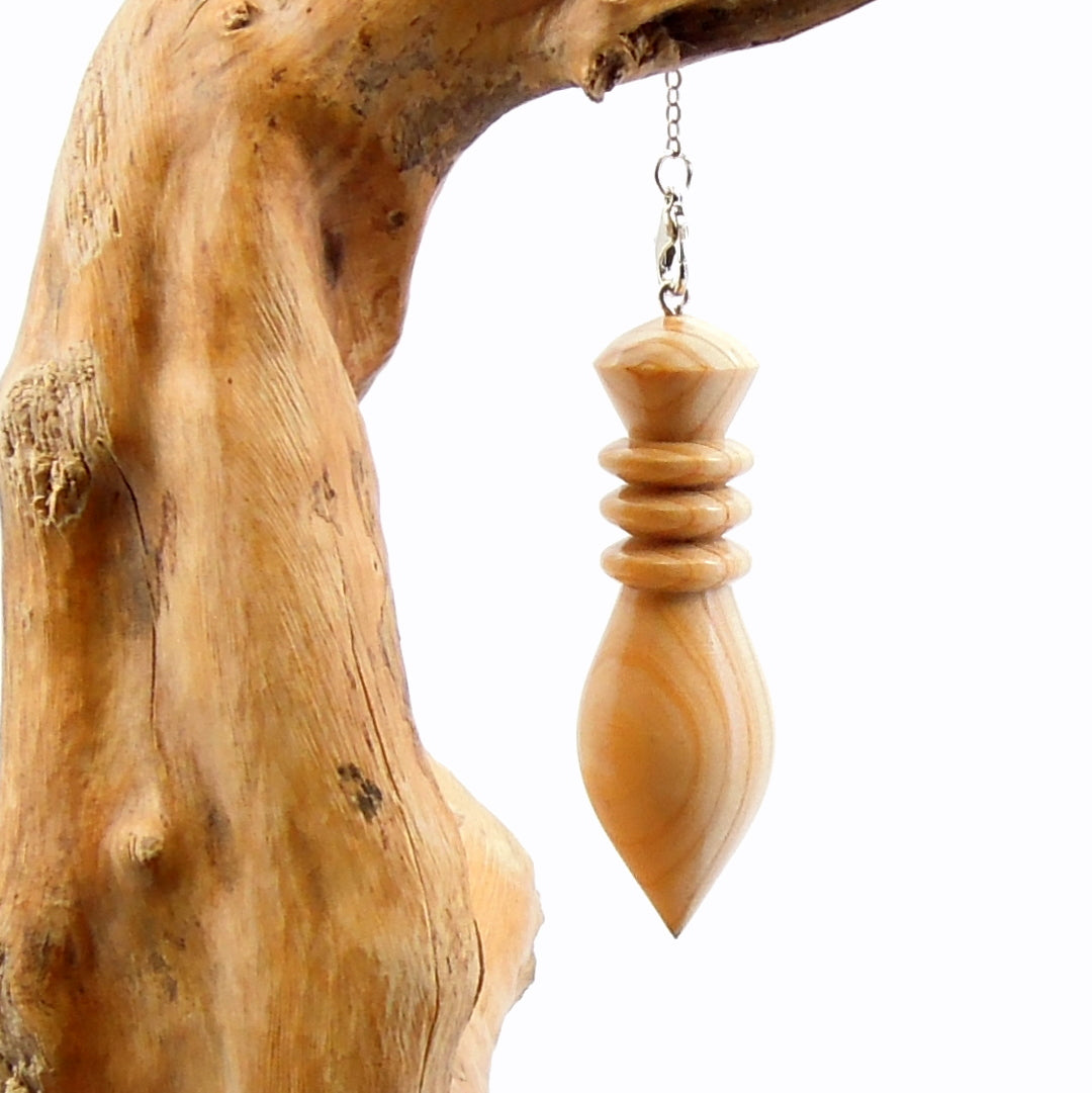 Pendule artisanal de radiesthésie en cyprès de Leyland avec chainette.