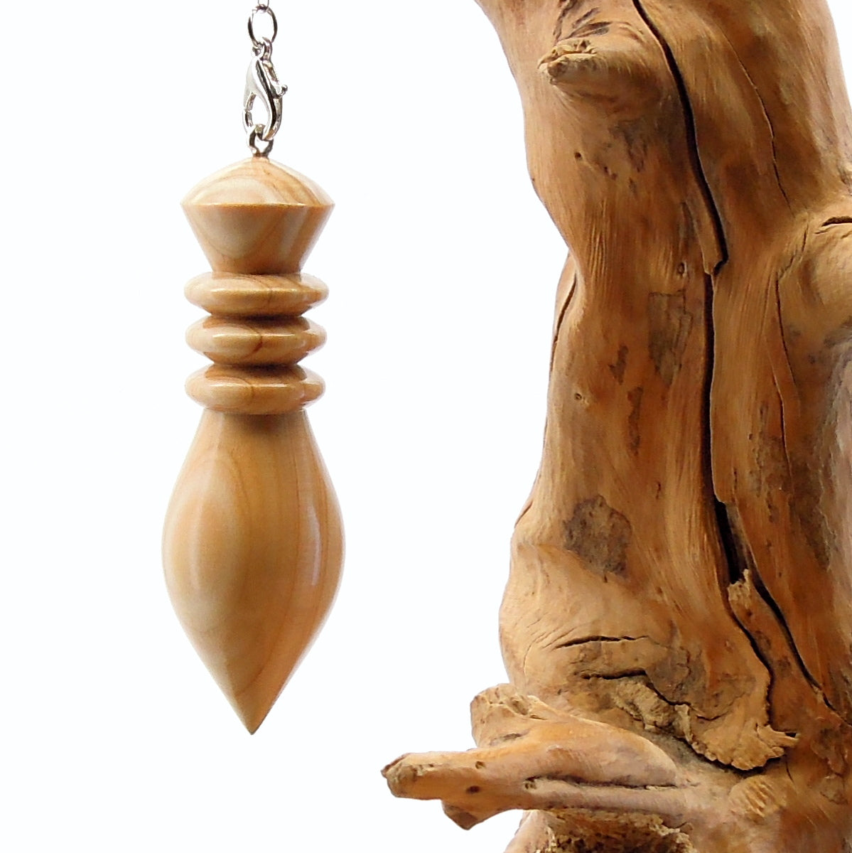Pendule artisanal de radiesthésie en cyprès de Leyland avec chainette.