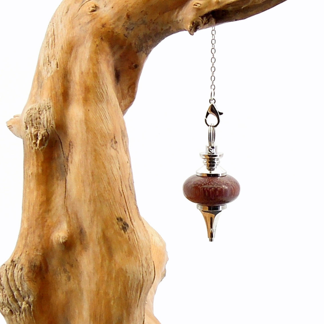Pendule artisanal de radiesthésie en amarante avec chainette et monture métal.
