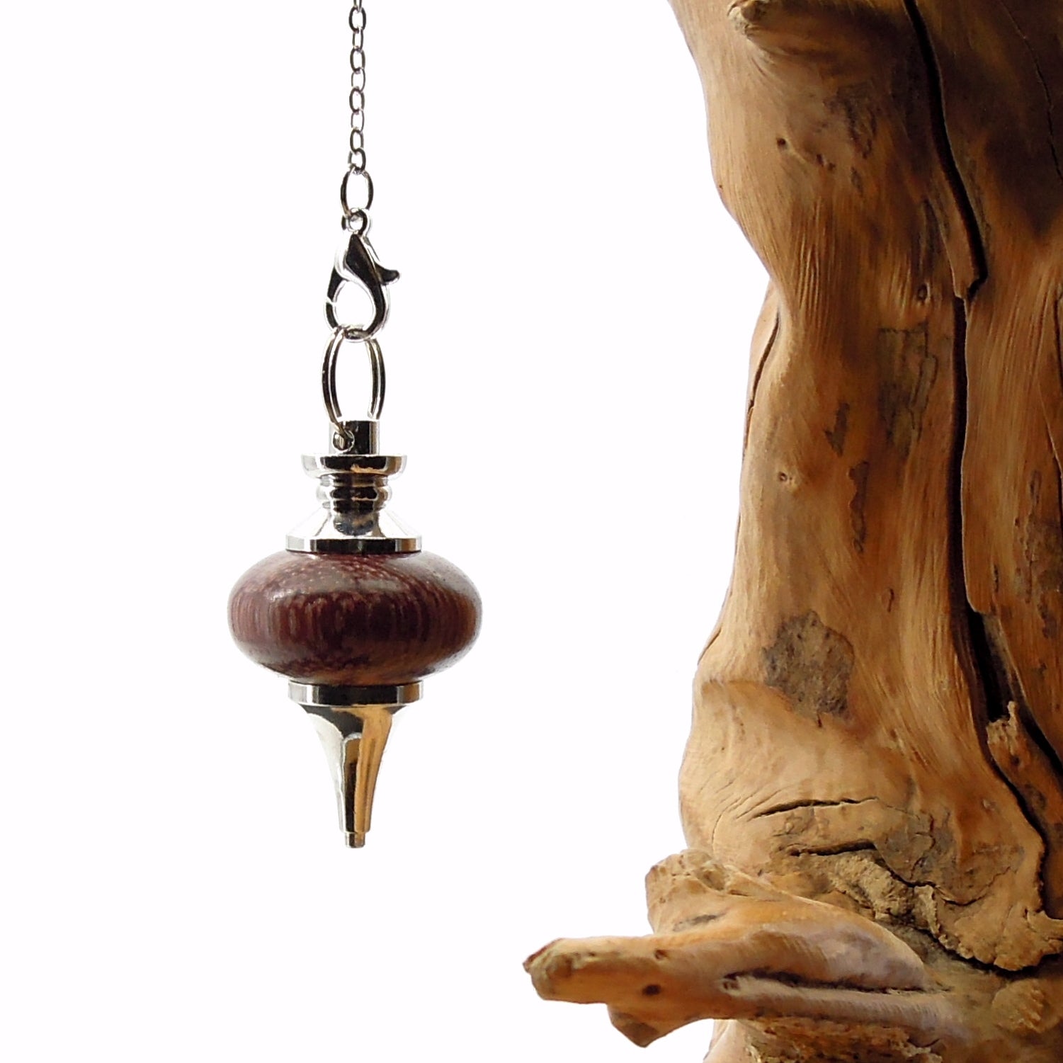 Pendule artisanal de radiesthésie en amarante avec chainette et monture métal.