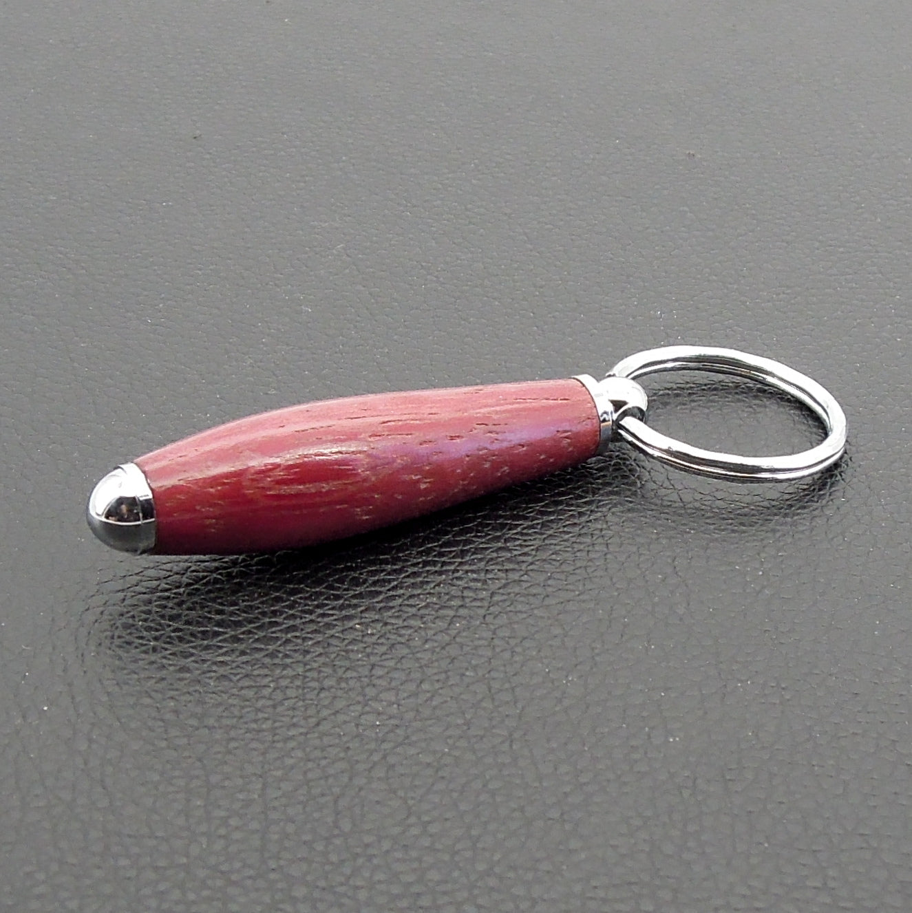 Porte clefs amarante.