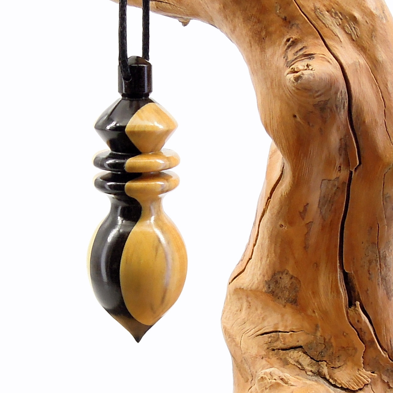 Pendule artisanal divinatoire en buis et ébène avec oeilleton
