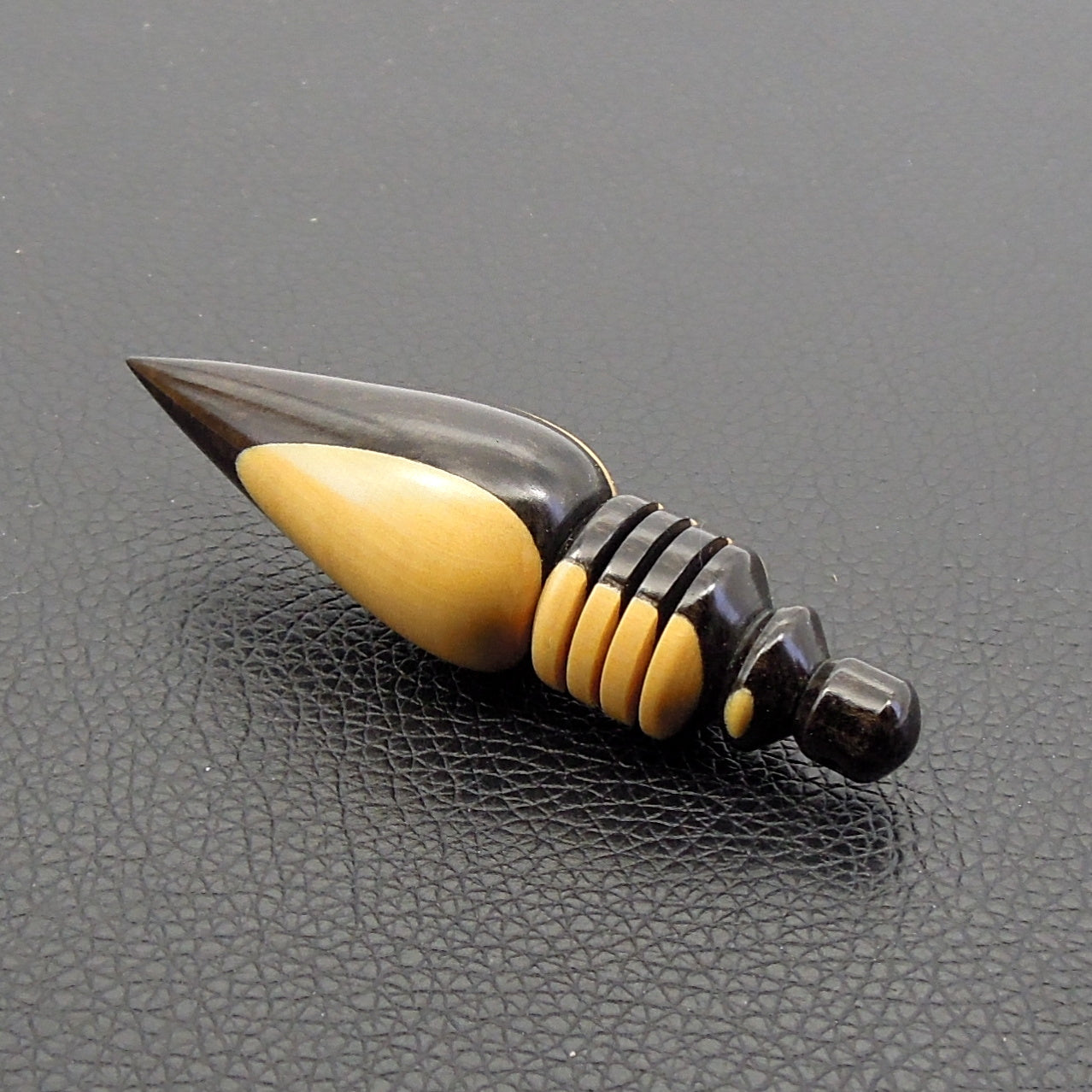 Pendule artisanal divinatoire en buis et ébène avec oeilleton