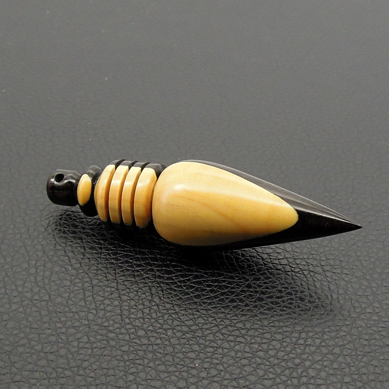 Pendule artisanal divinatoire en buis et ébène avec oeilleton