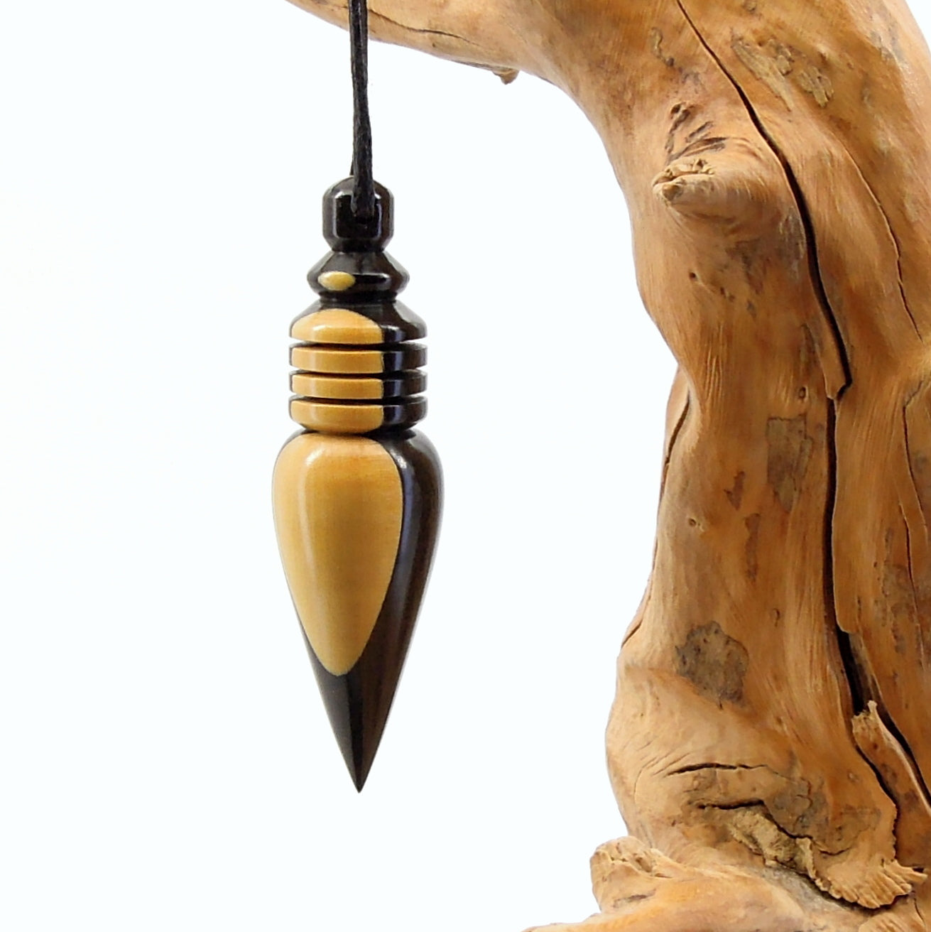 Pendule artisanal divinatoire en buis et ébène avec oeilleton