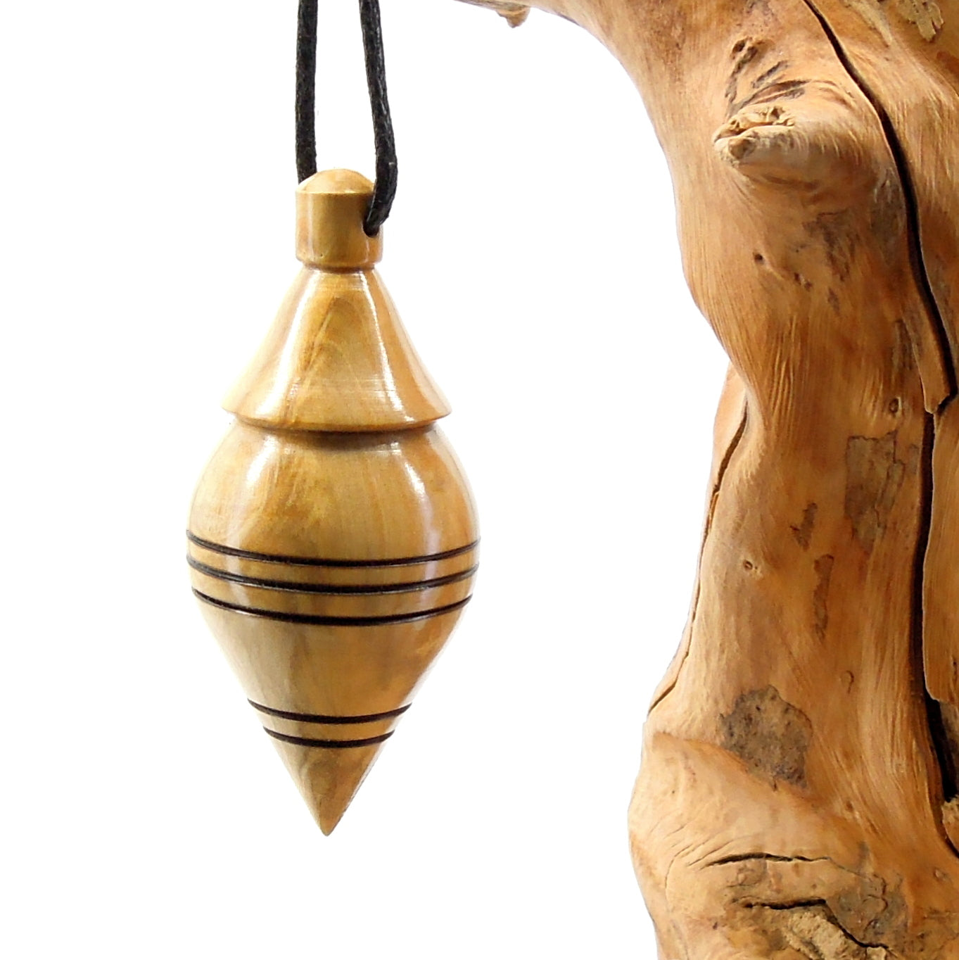 Pendule artisanal de radiesthésie en buis avec oeilleton.