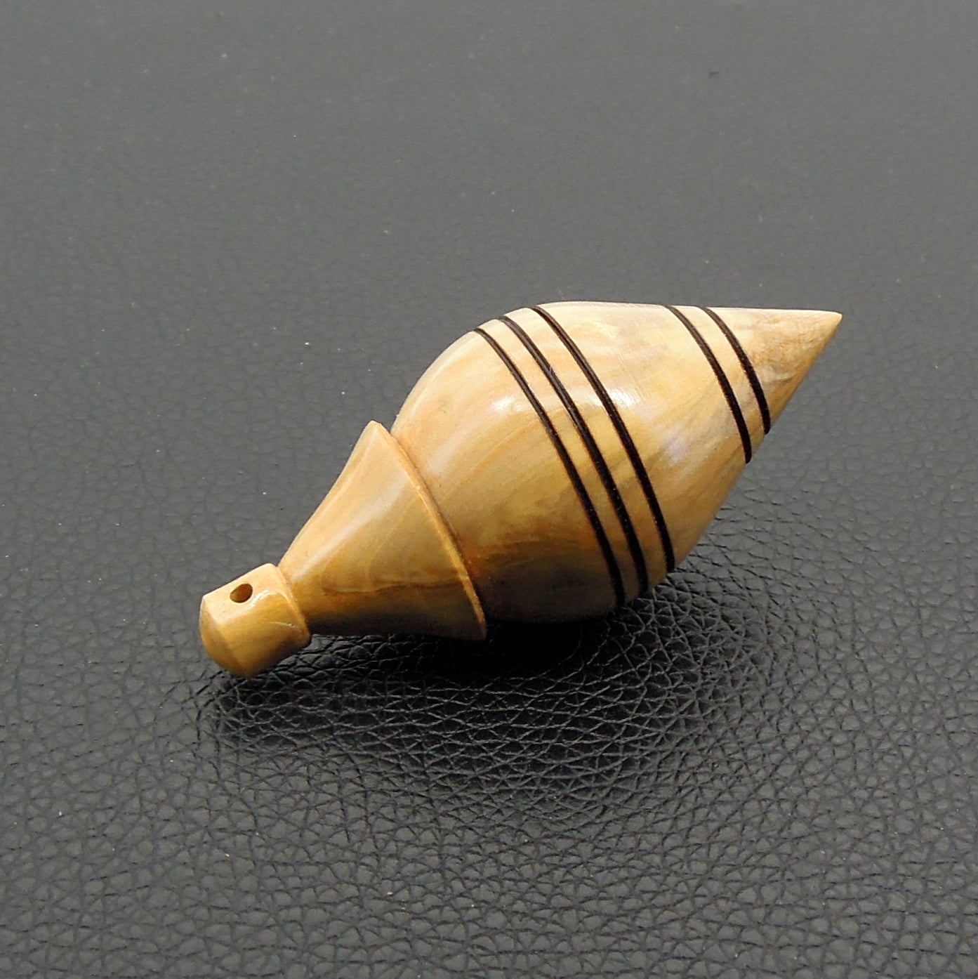 Pendule artisanal de radiesthésie en buis avec oeilleton.