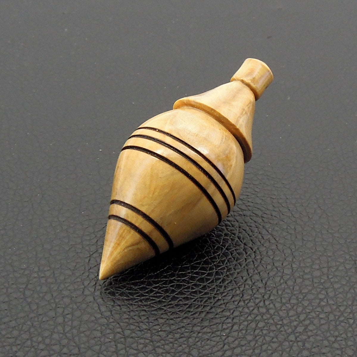 Pendule artisanal de radiesthésie en buis avec oeilleton.