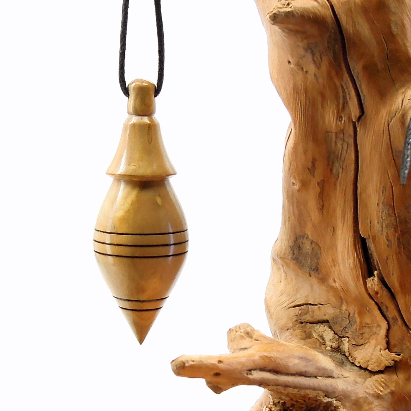 Pendule artisanal de radiesthésie en buis avec oeilleton.