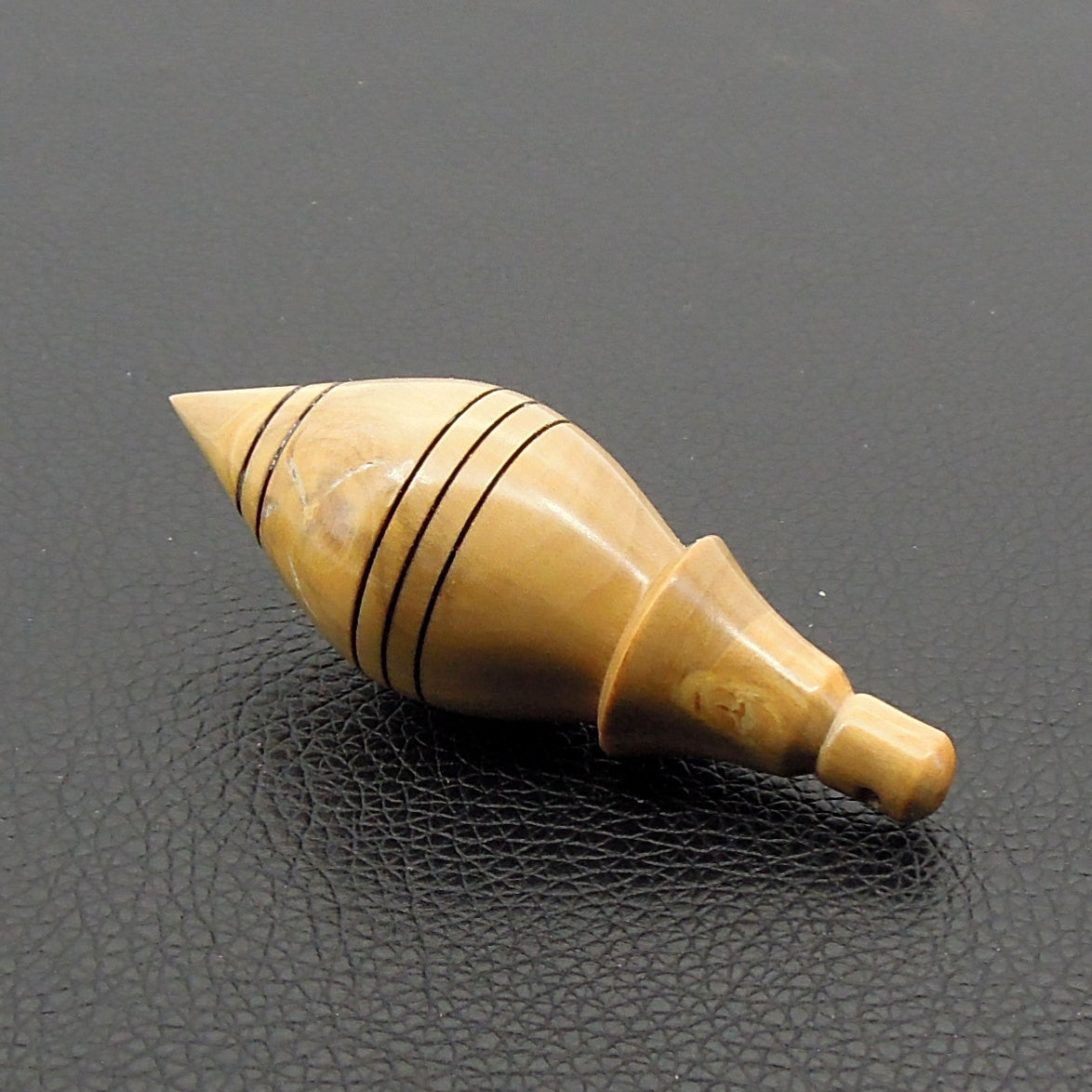 Pendule artisanal de radiesthésie en buis avec oeilleton.