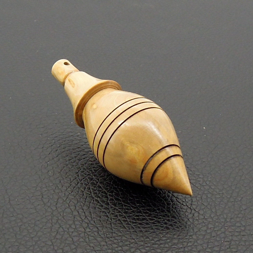 Pendule artisanal de radiesthésie en buis avec oeilleton.