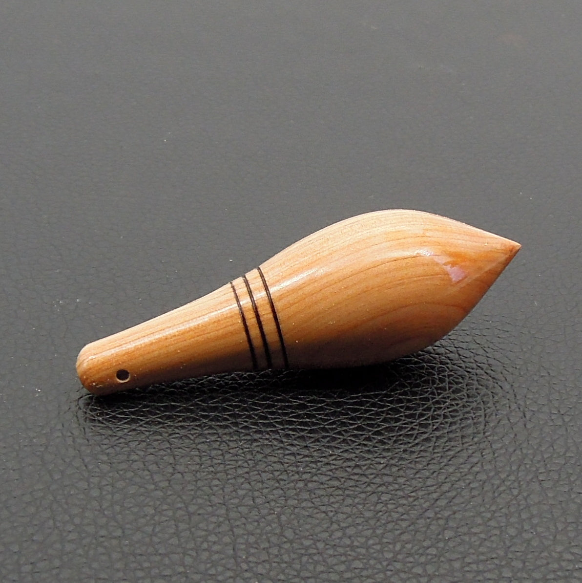 Pendule artisanal divinatoire en if lesté avec oeilleton.