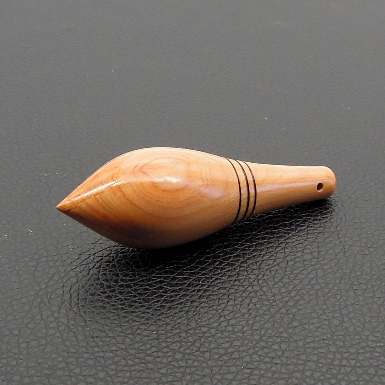 Pendule artisanal divinatoire en if lesté avec oeilleton.