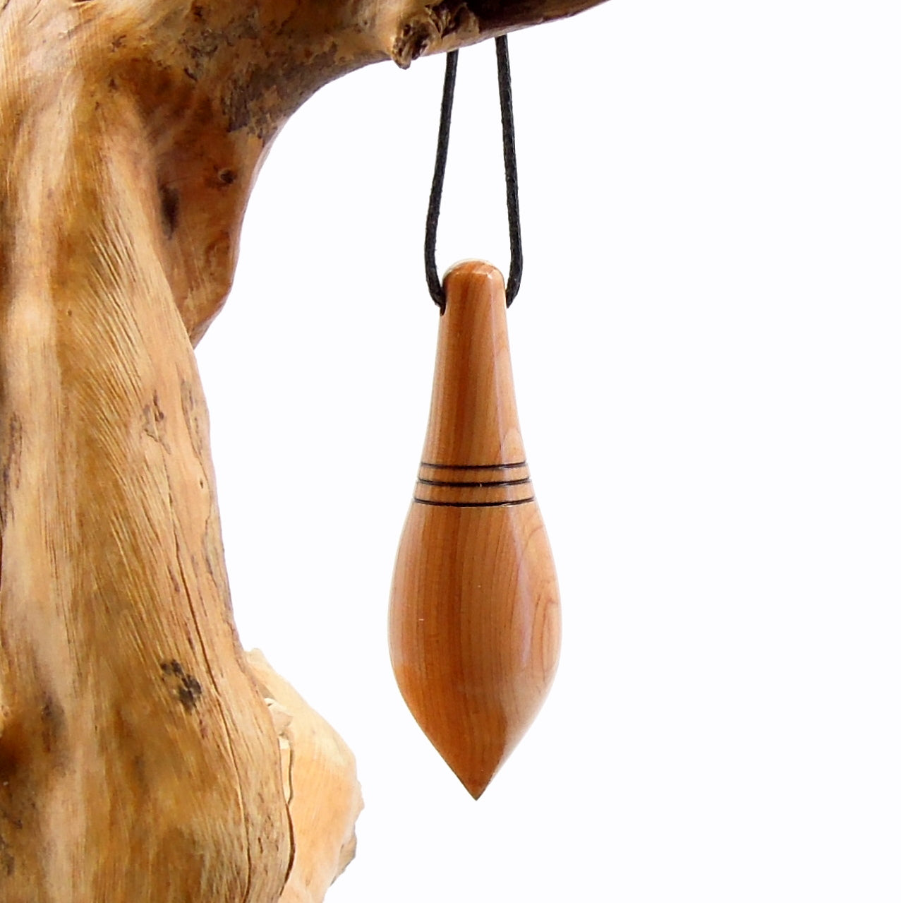 Pendule artisanal divinatoire en if lesté avec oeilleton.