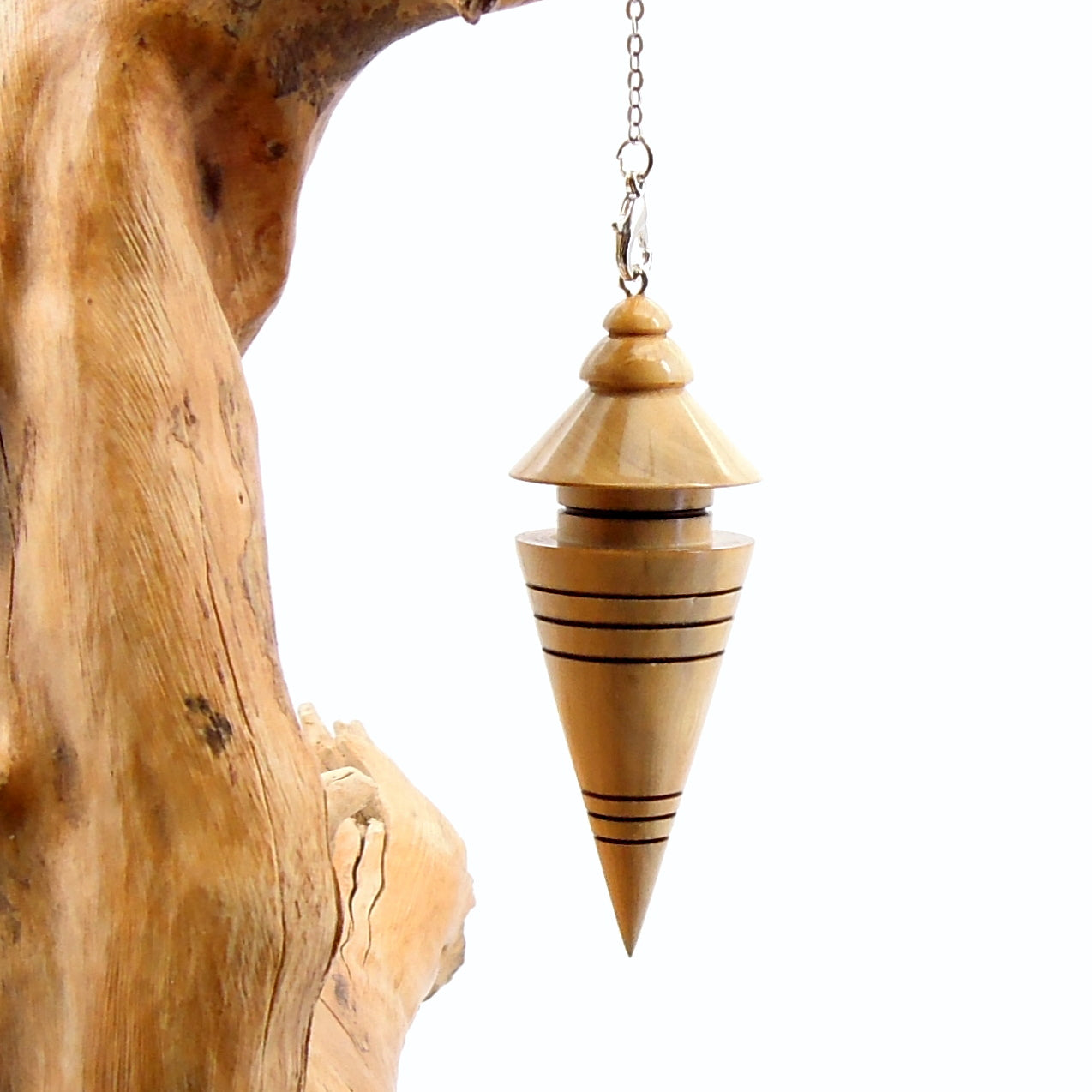 Pendule artisanal de radiesthésie en buis avec chainette.