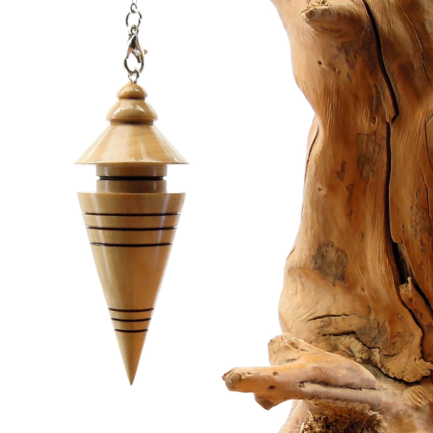 Pendule artisanal de radiesthésie en buis avec chainette.