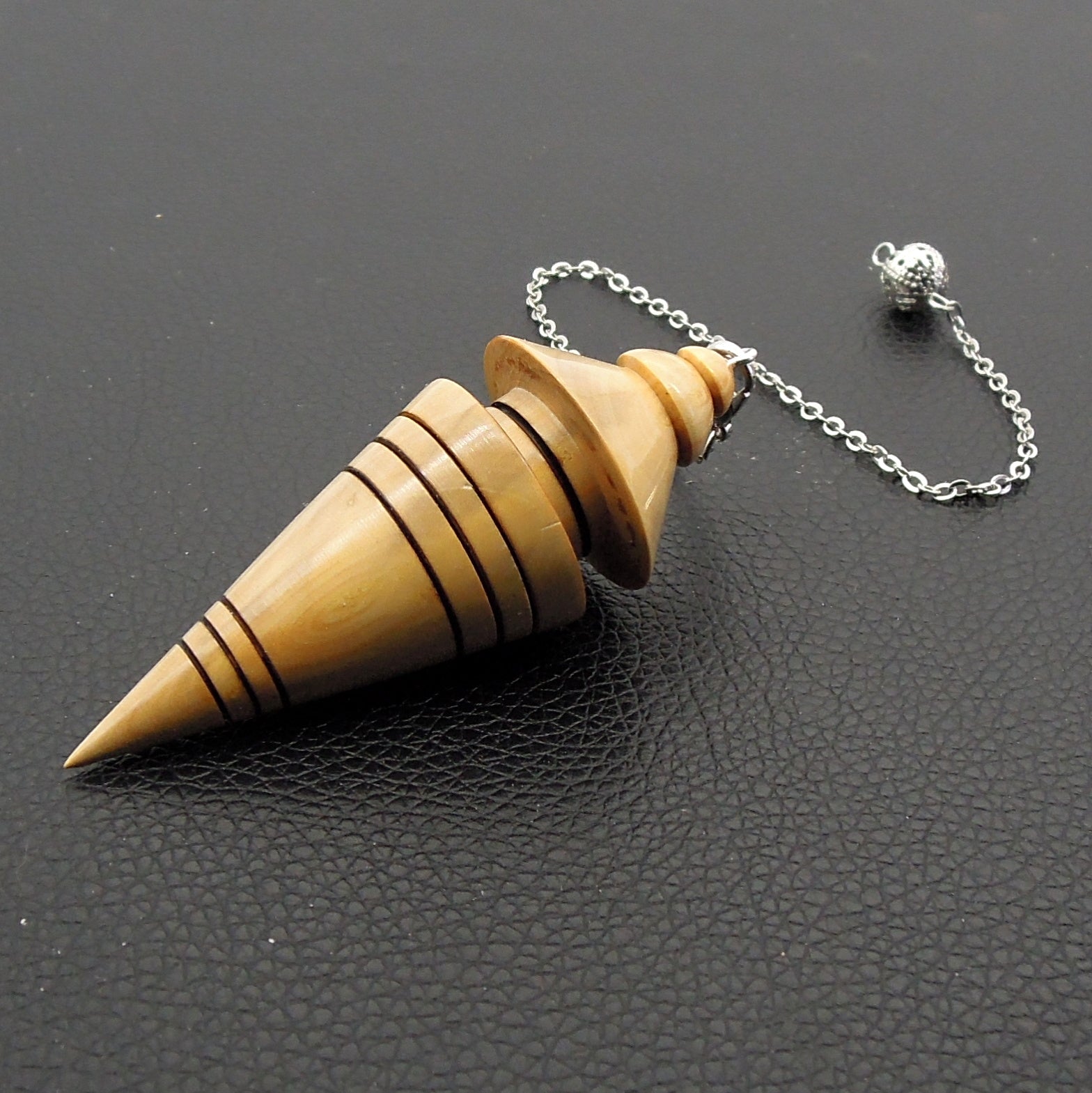 Pendule artisanal de radiesthésie en buis avec chainette.